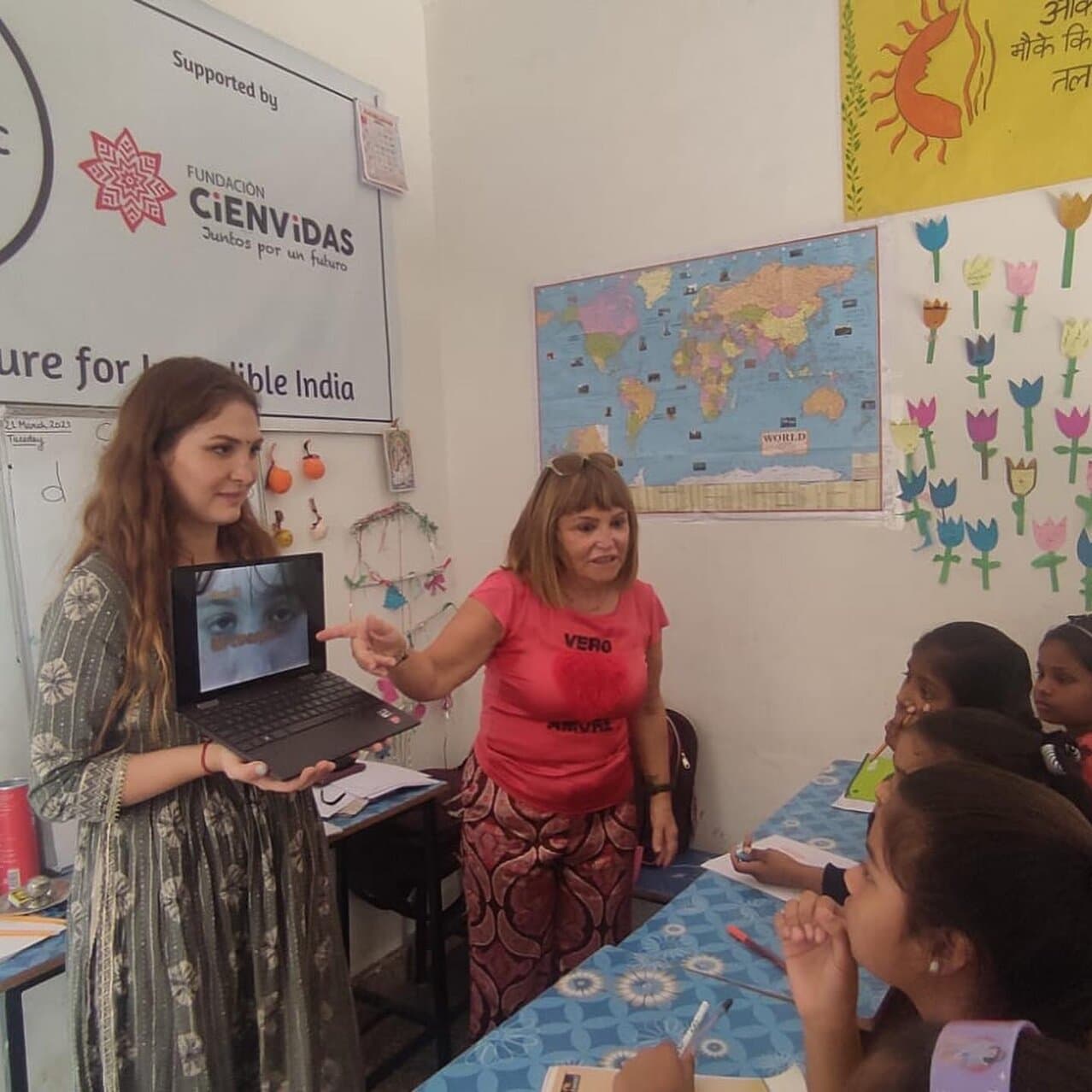 Educadores y niños en aula de Fundación Cienvidas promoviendo educación y derechos infantiles.