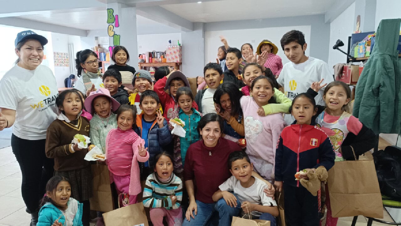 Grupo de niñas con camisetas de CiENViDAS