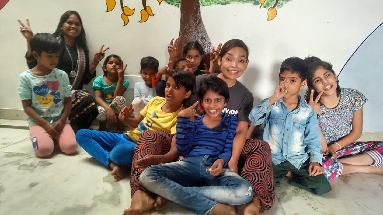 Voluntarios y niñas en la escuela del proyecto