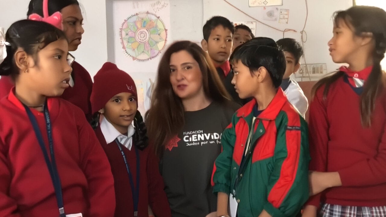 Voluntaria médica atendiendo a una niña en India