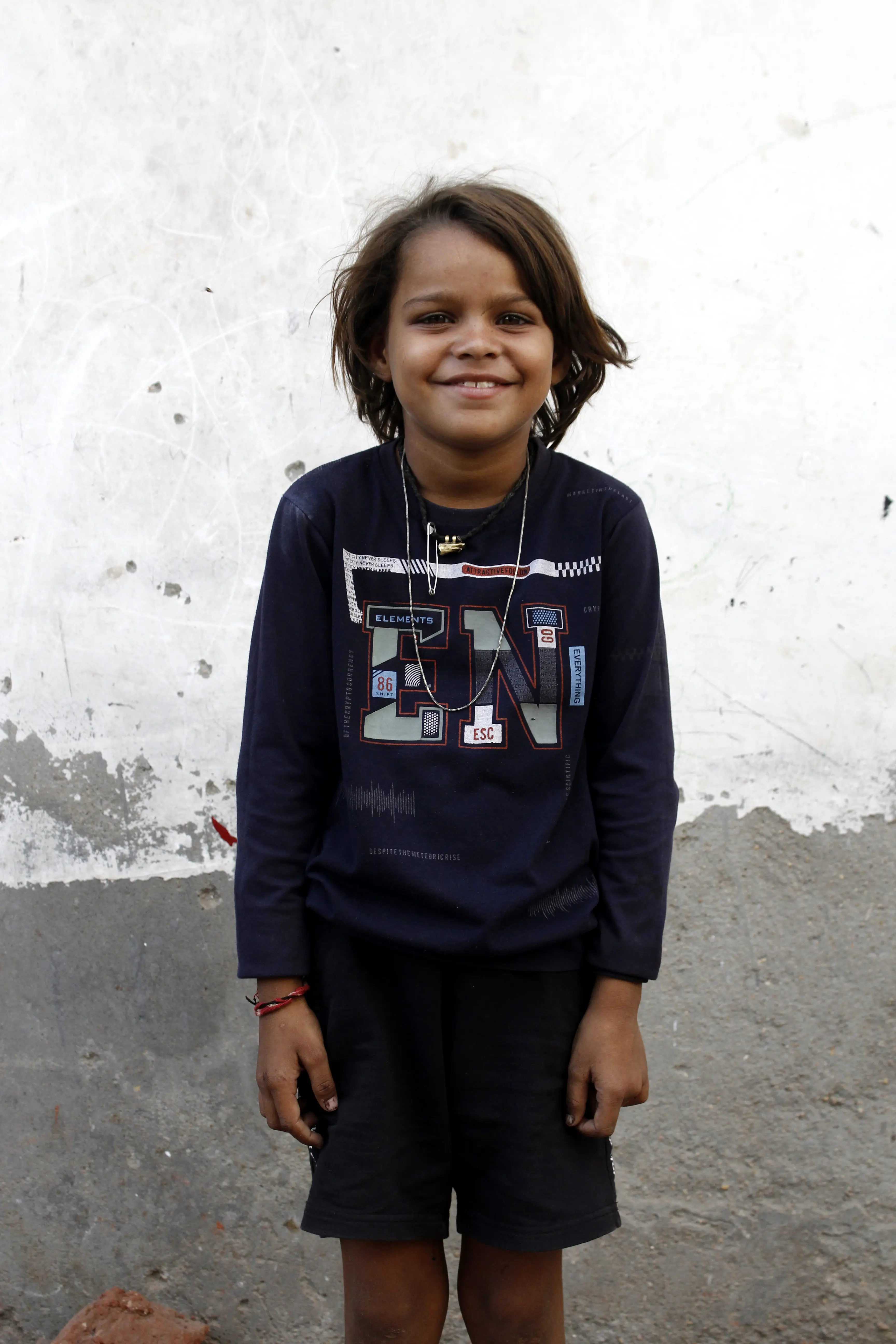 A CiENViDAS volunteer with girls from the education program in India