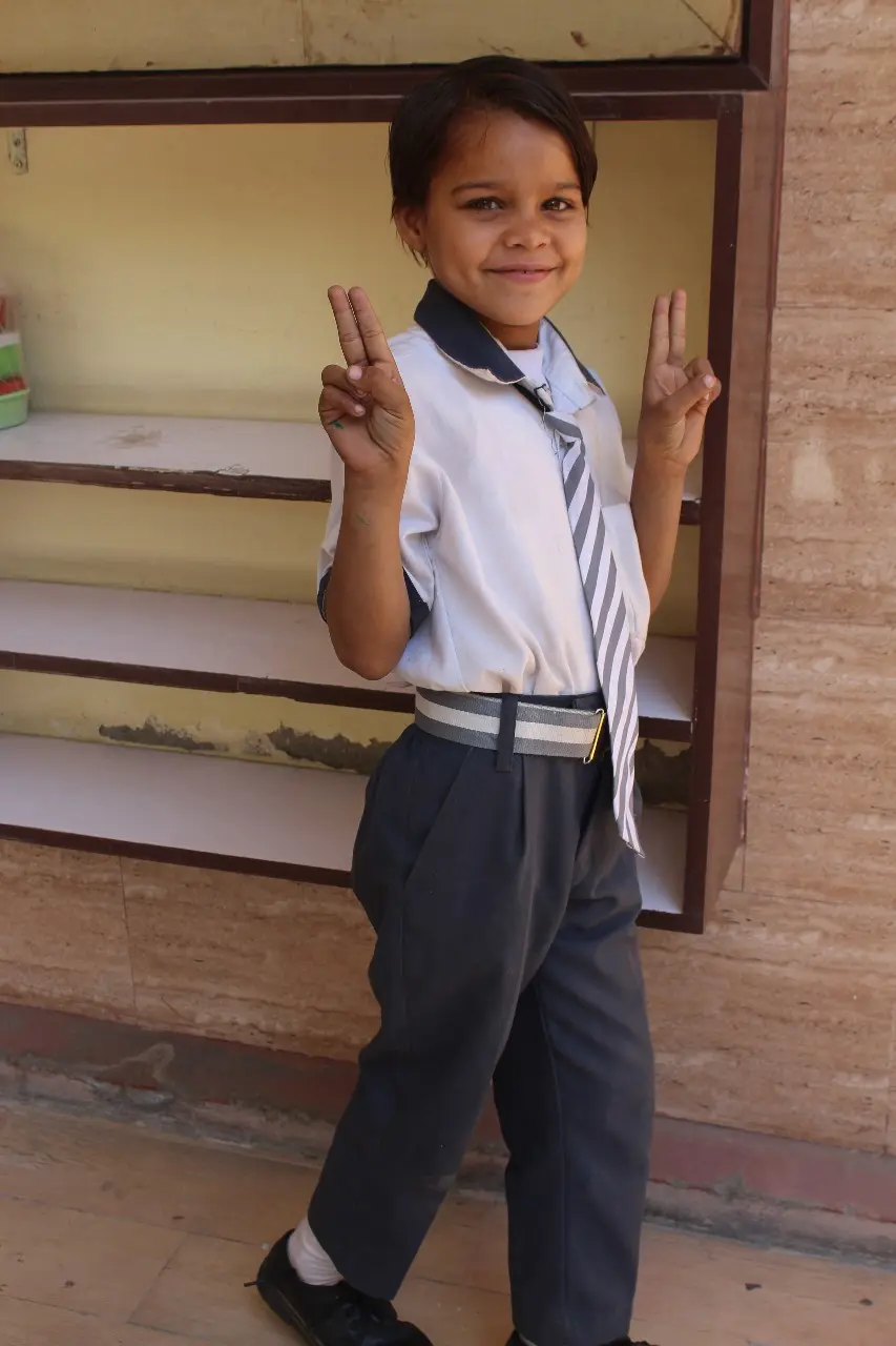 A girl in the CiENViDAS educational support program in India