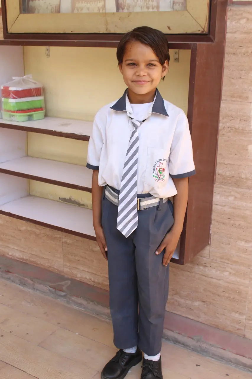 A girl in the CiENViDAS Foundation education program in India