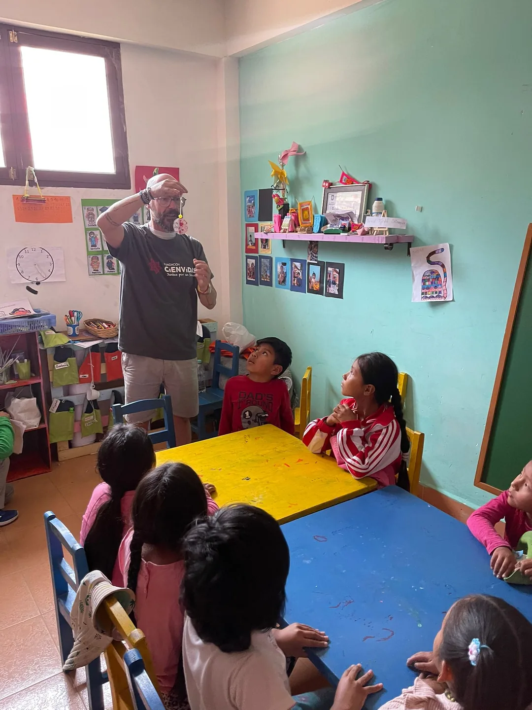CiENViDAS educator leading a play activity with children in Cochabamba, Bolivia