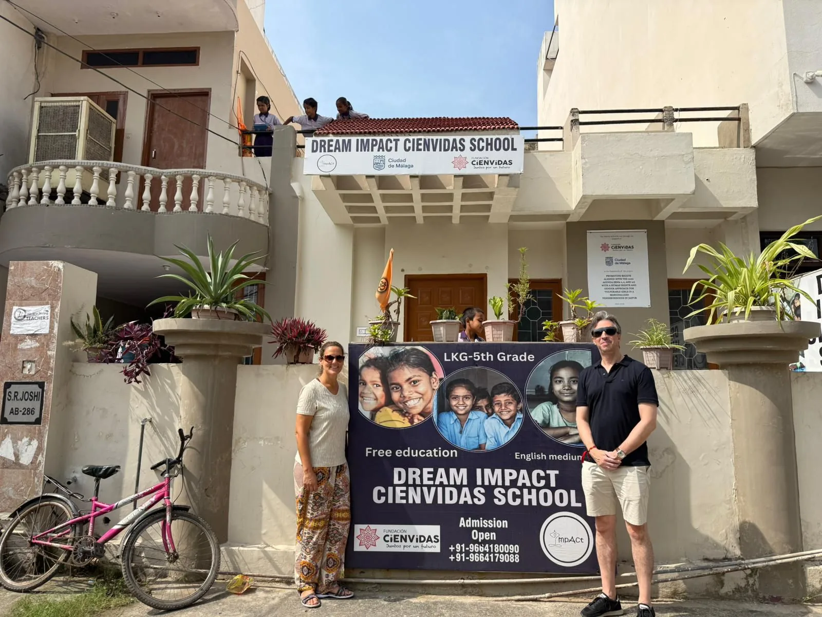 Fachada de la Dream Impact CiENViDAS School en Jaipur, India