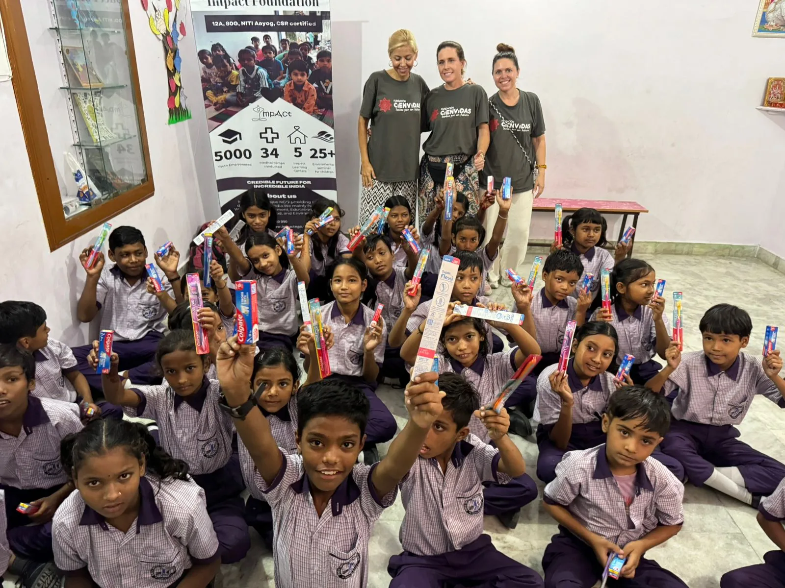 Grupo de voluntarios de CiENViDAS junto a niños durante una donación de materiales de higiene en Jaipur, India