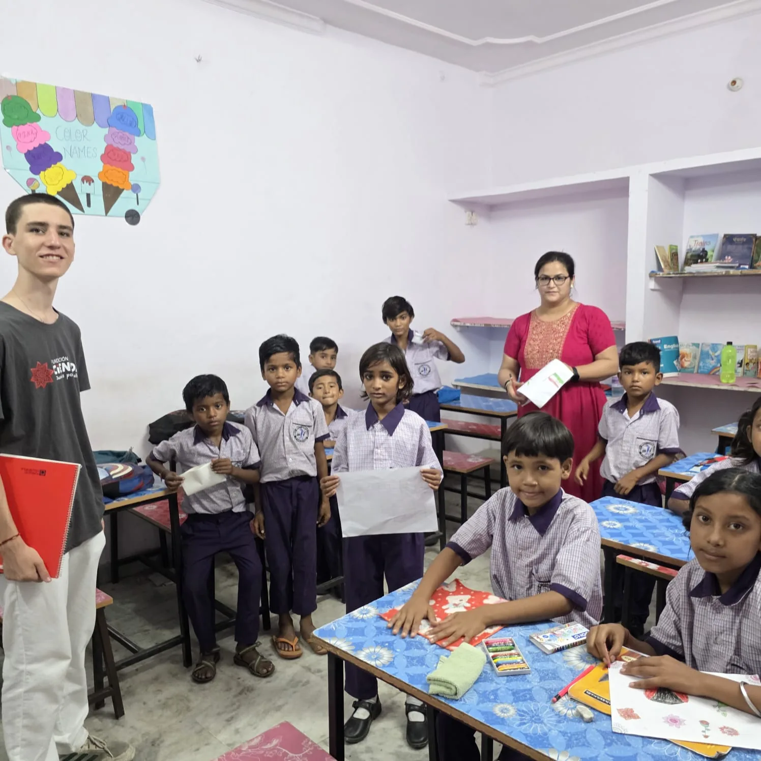 Joven voluntario de CiENViDAS en clase de inglés con niños en Jaipur, India