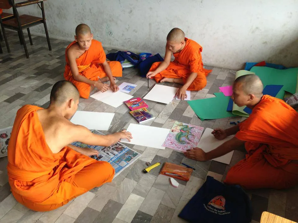 Monjes budistas en actividades creativas en el monasterio de Chiang Mai