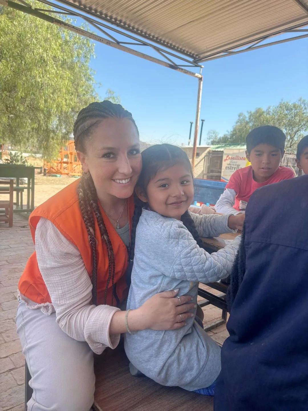CiENViDAS volunteer with a girl during international volunteering in Cochabamba, Bolivia