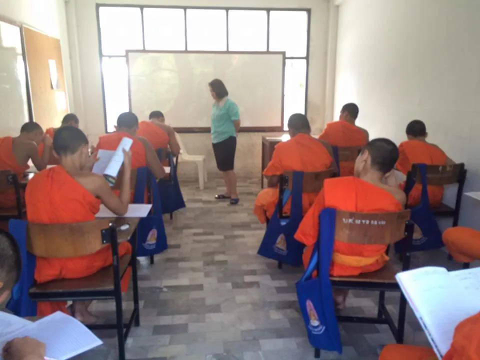 Voluntaria dando clase de inglés a monjes budistas en Chiang Mai