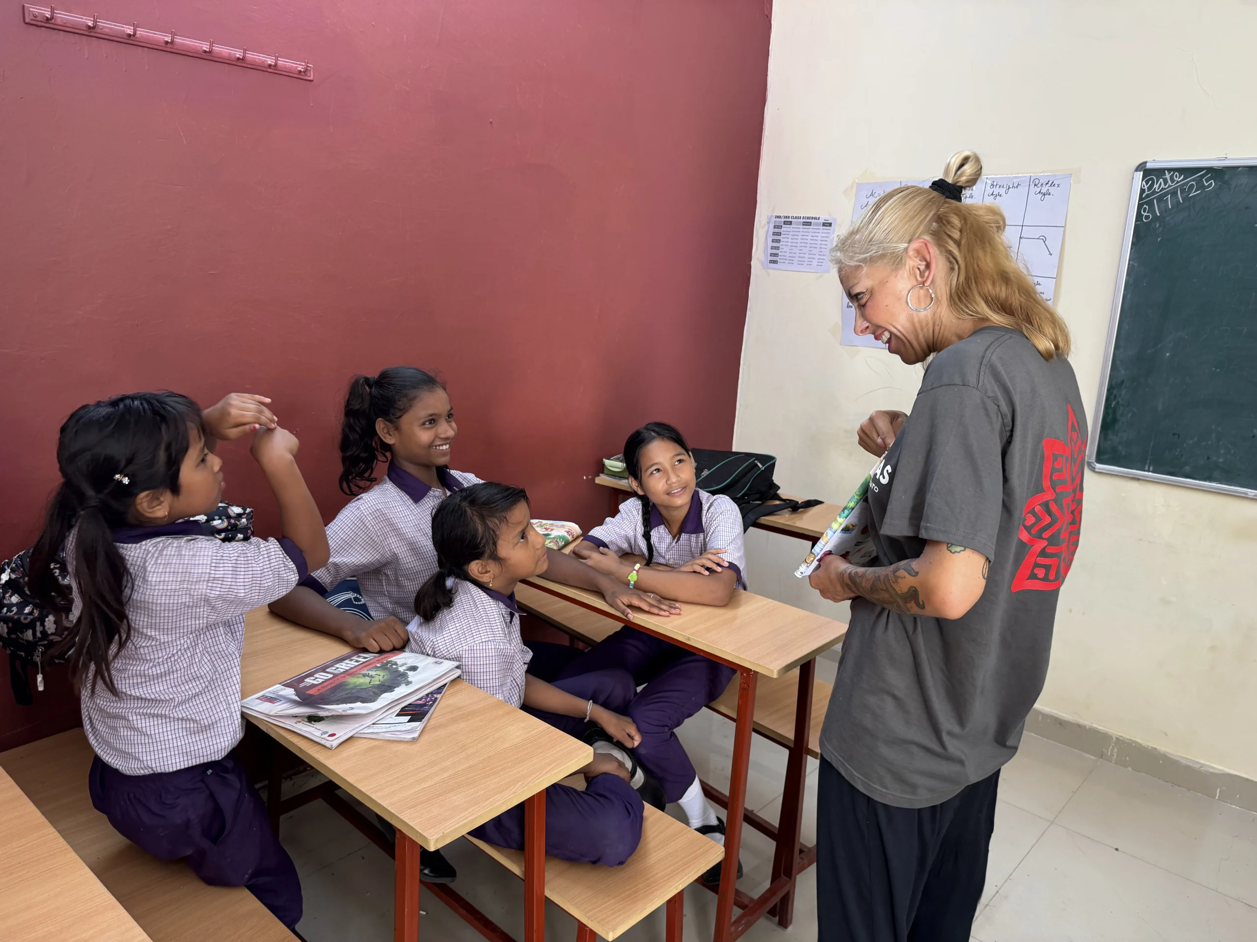 Voluntaria de CiENViDAS conversando con alumnas en clase de inglés en grupo en Jaipur, India