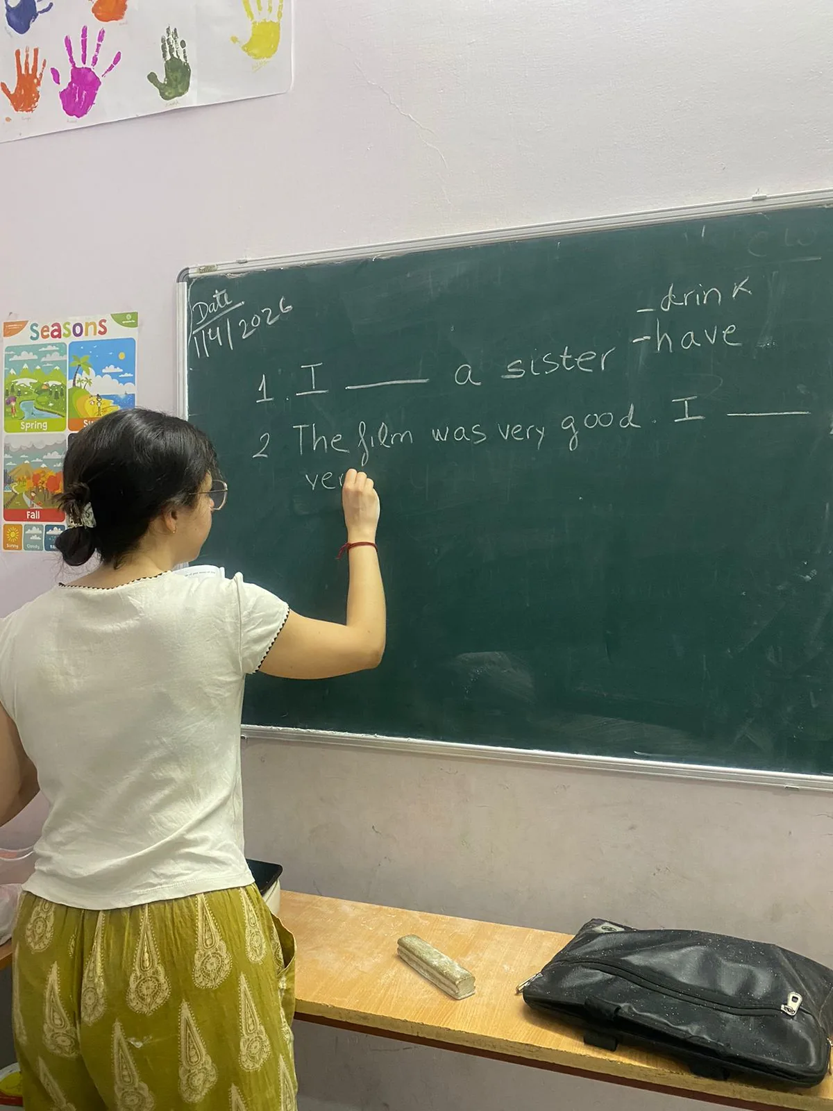 Voluntaria realizando ejercicios de gramática de inglés en la pizarra en Jaipur, India
