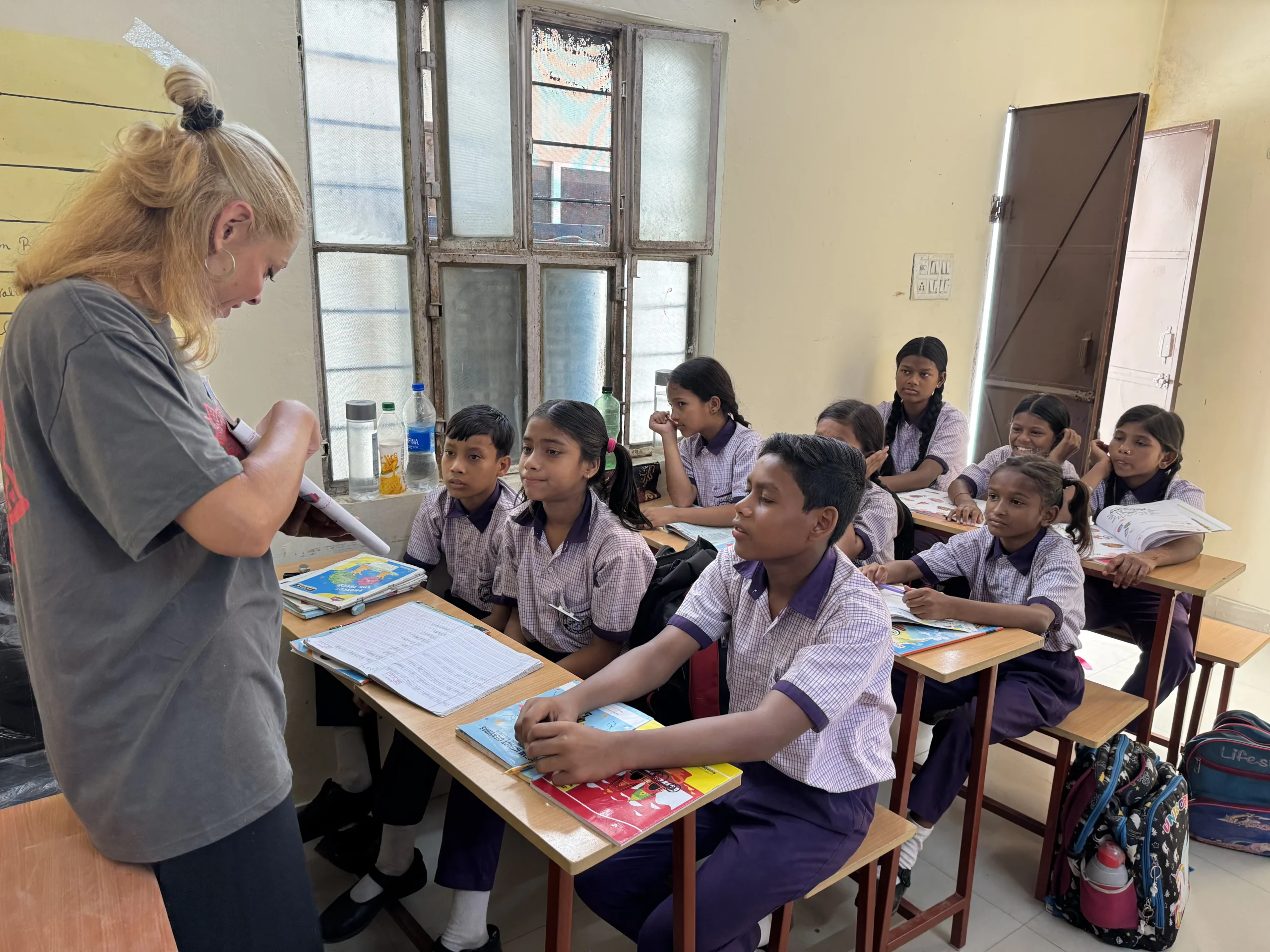Voluntaria de CiENViDAS dando lección a alumnos mayores en la escuela de Jaipur, India