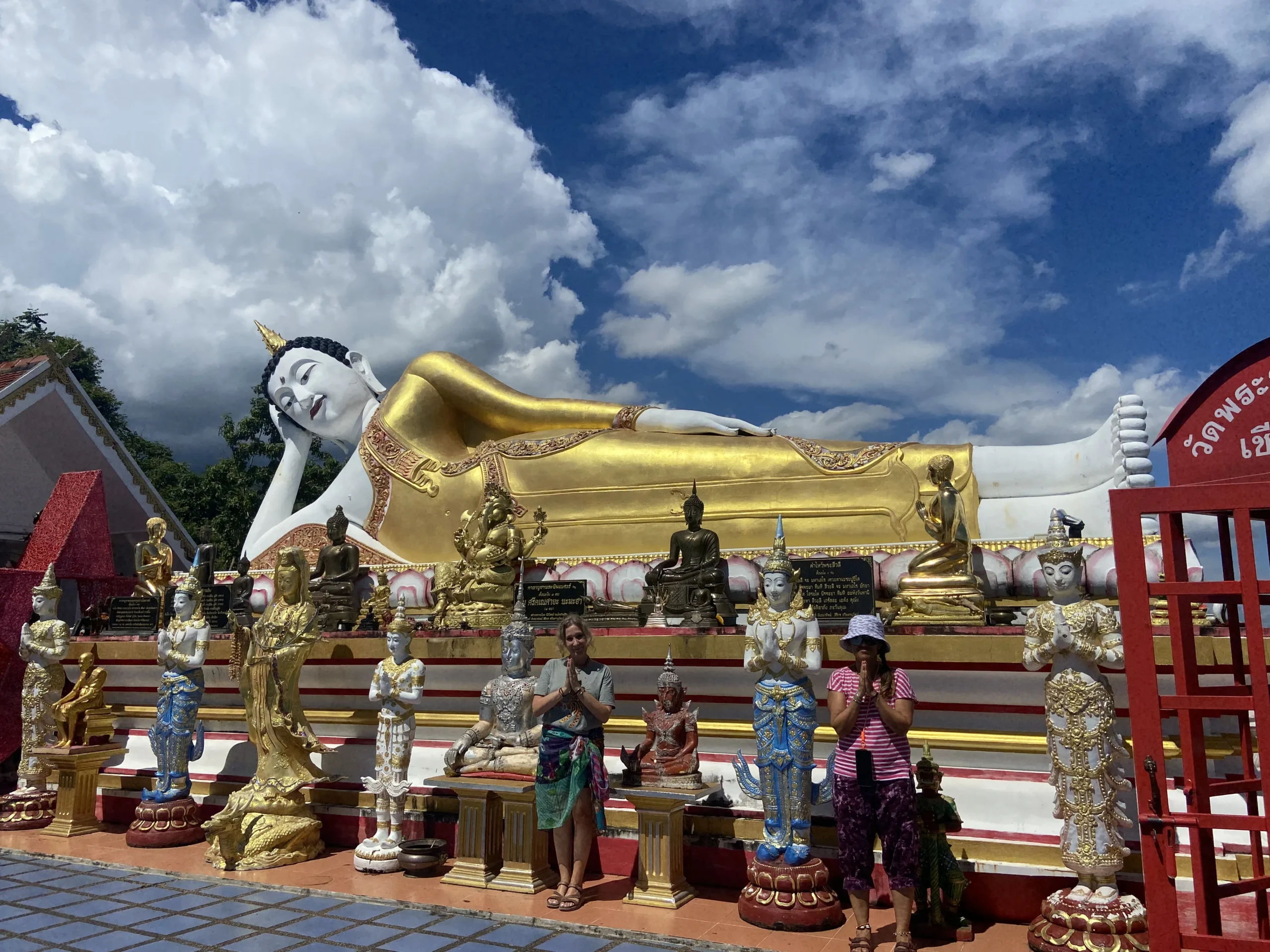 Voluntarias junto al Buda reclinado en templo de Chiang Mai