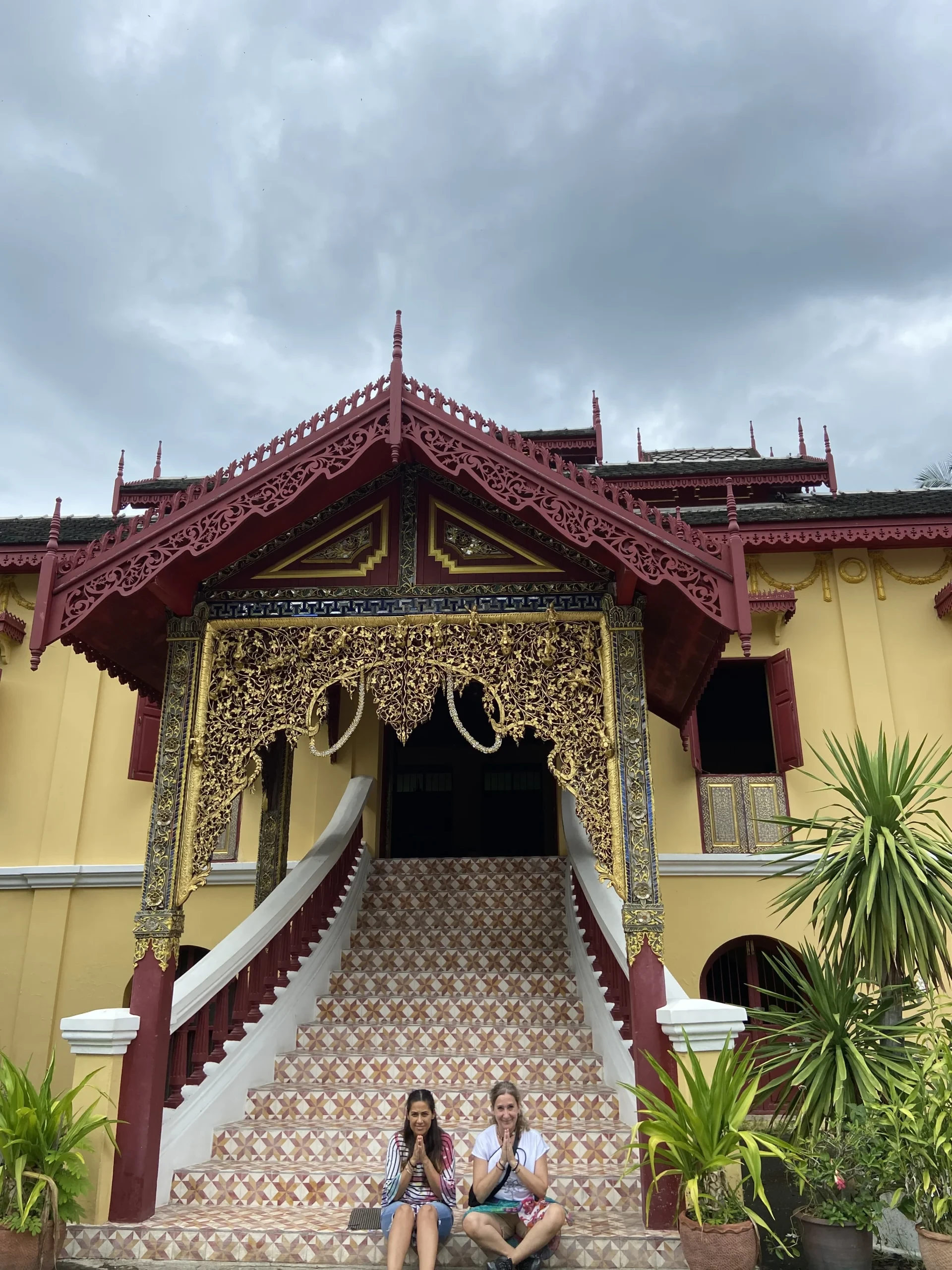 Voluntarias en las escaleras de un templo budista en Chiang Mai