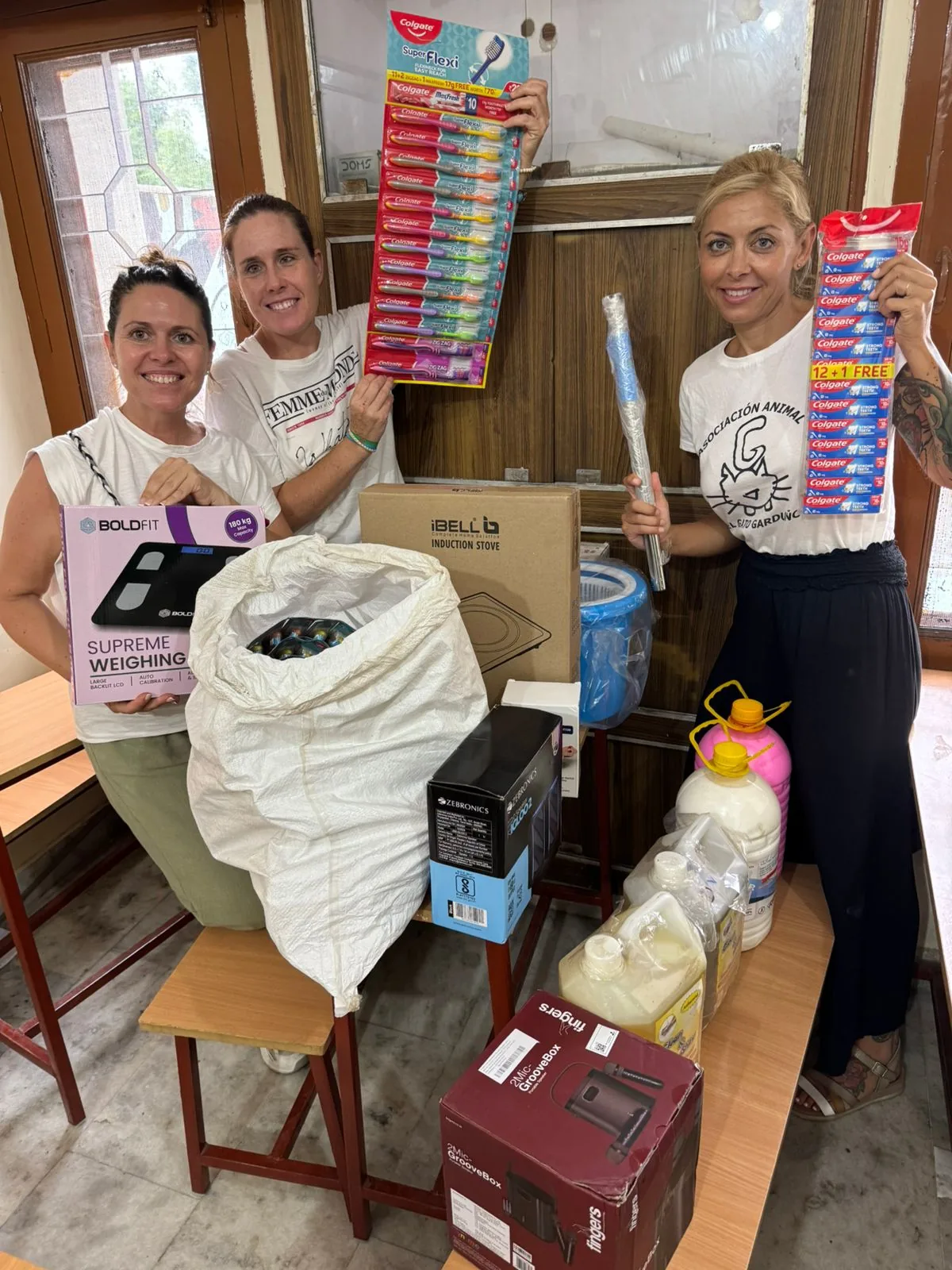 Voluntarias de CiENViDAS con material donado y productos para la escuela en Jaipur, India