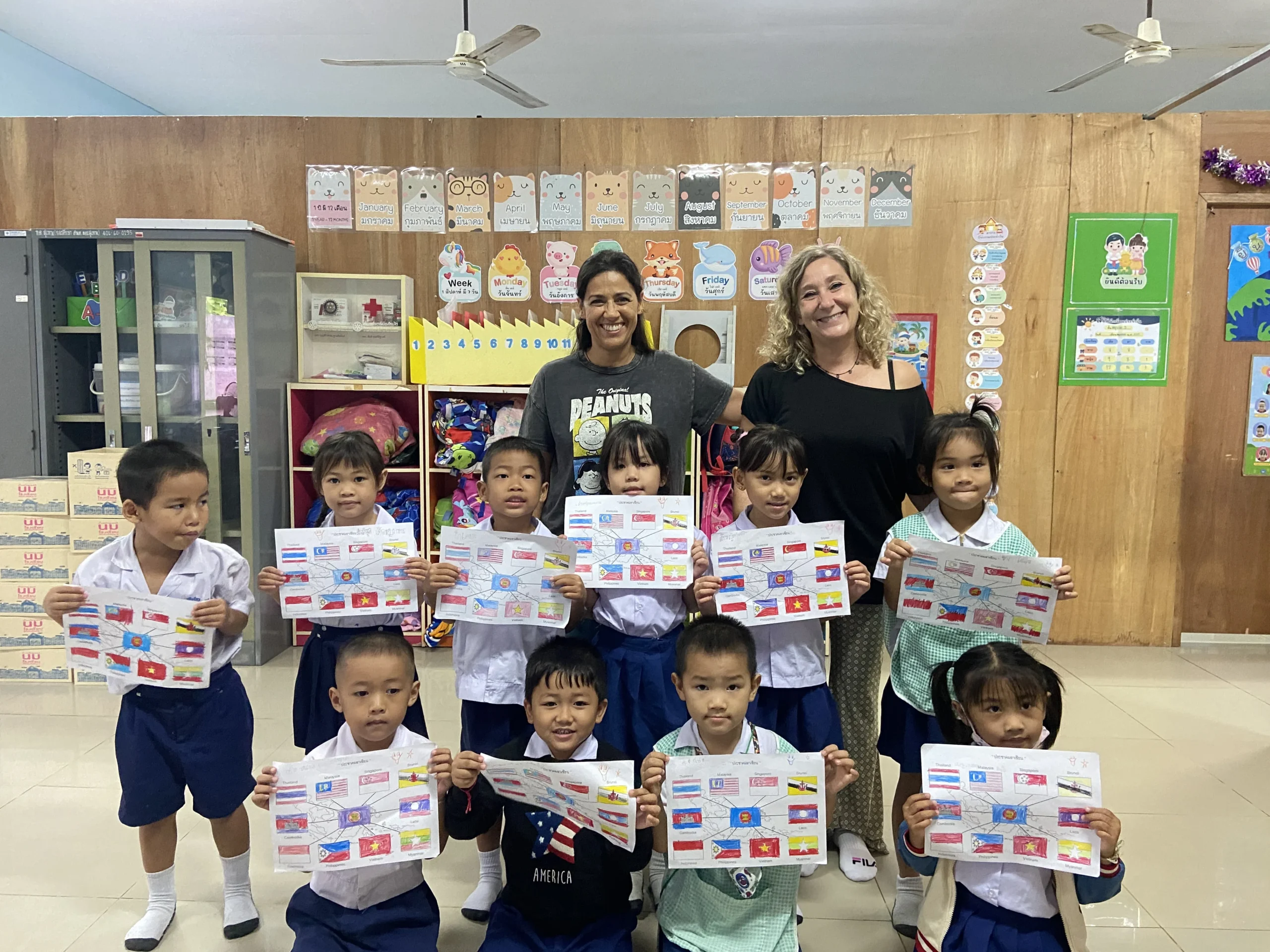 Voluntarias con niños en escuela de Chiang Mai, Tailandia
