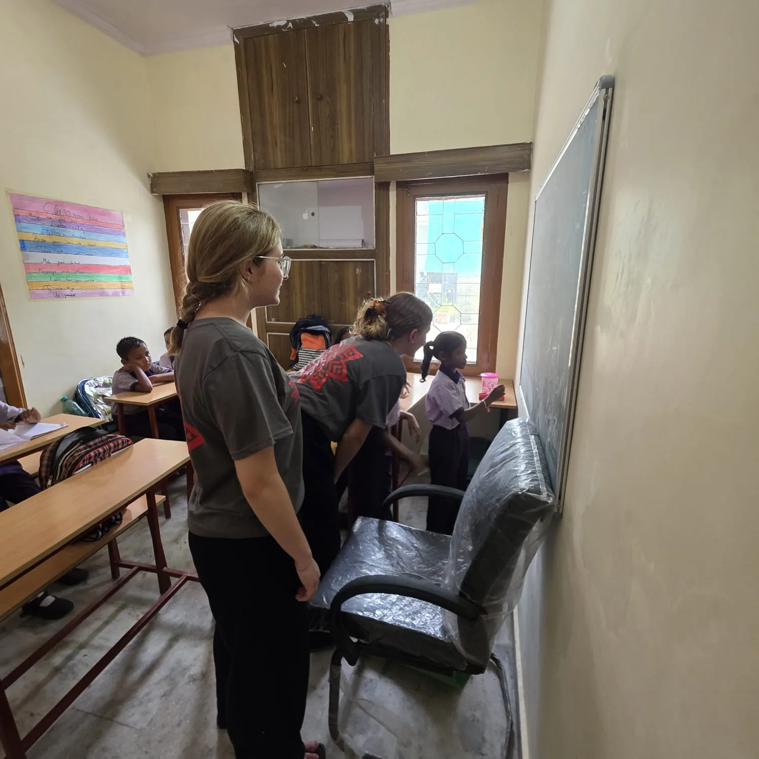 Voluntarias de CiENViDAS preparando la clase de inglés en la pizarra en Jaipur, India