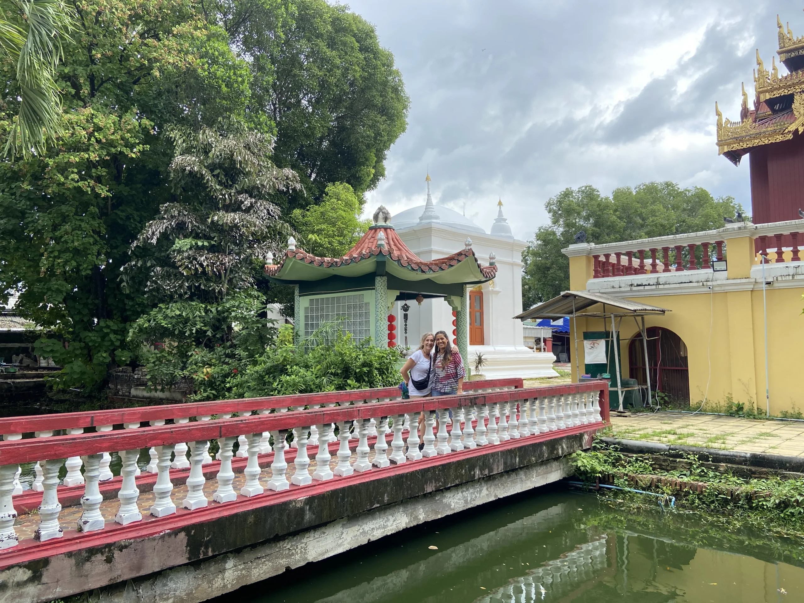 Voluntarias en el recinto de un monasterio budista en Chiang Mai