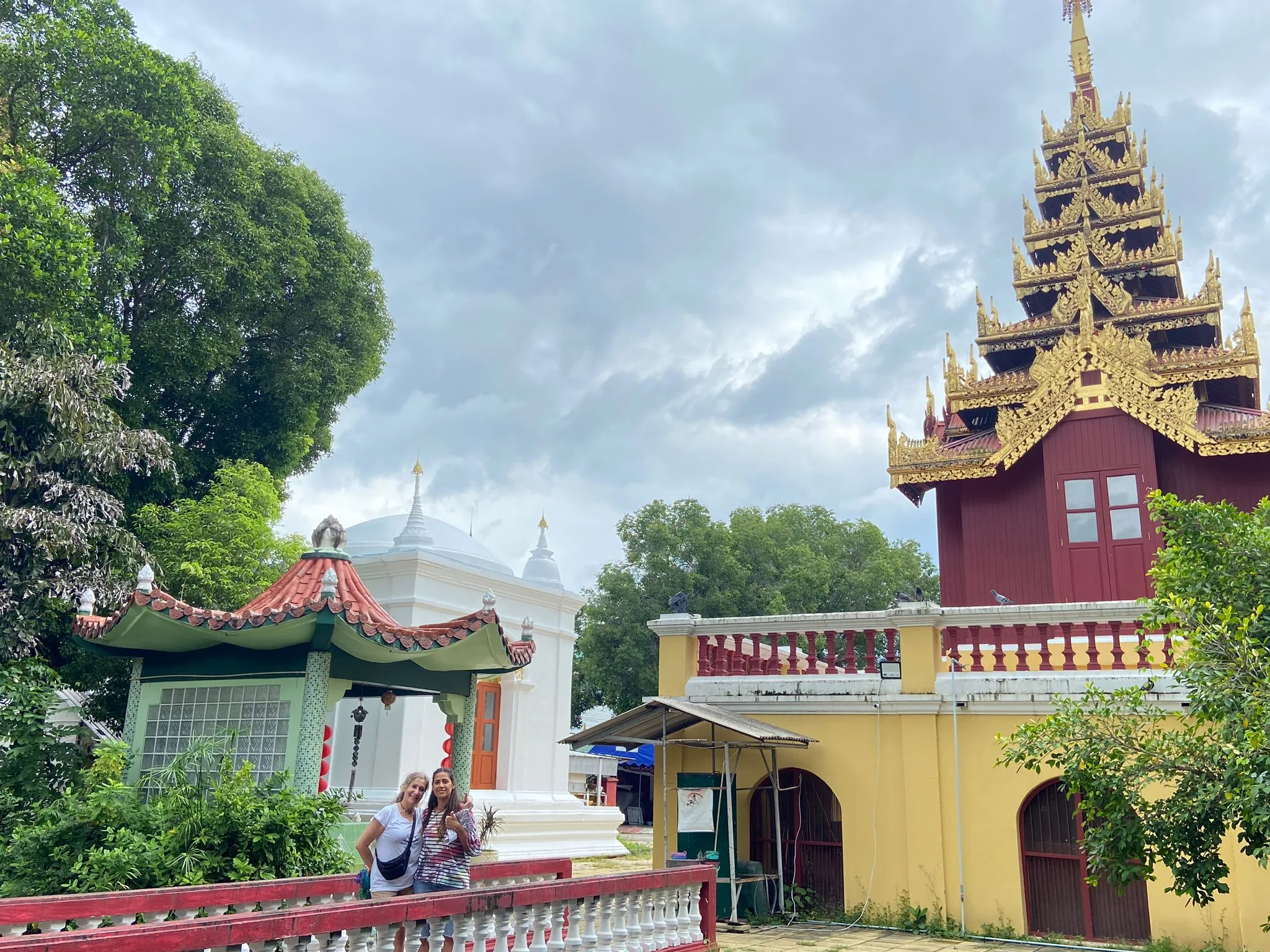 Voluntarias en el recinto de un templo budista en Chiang Mai