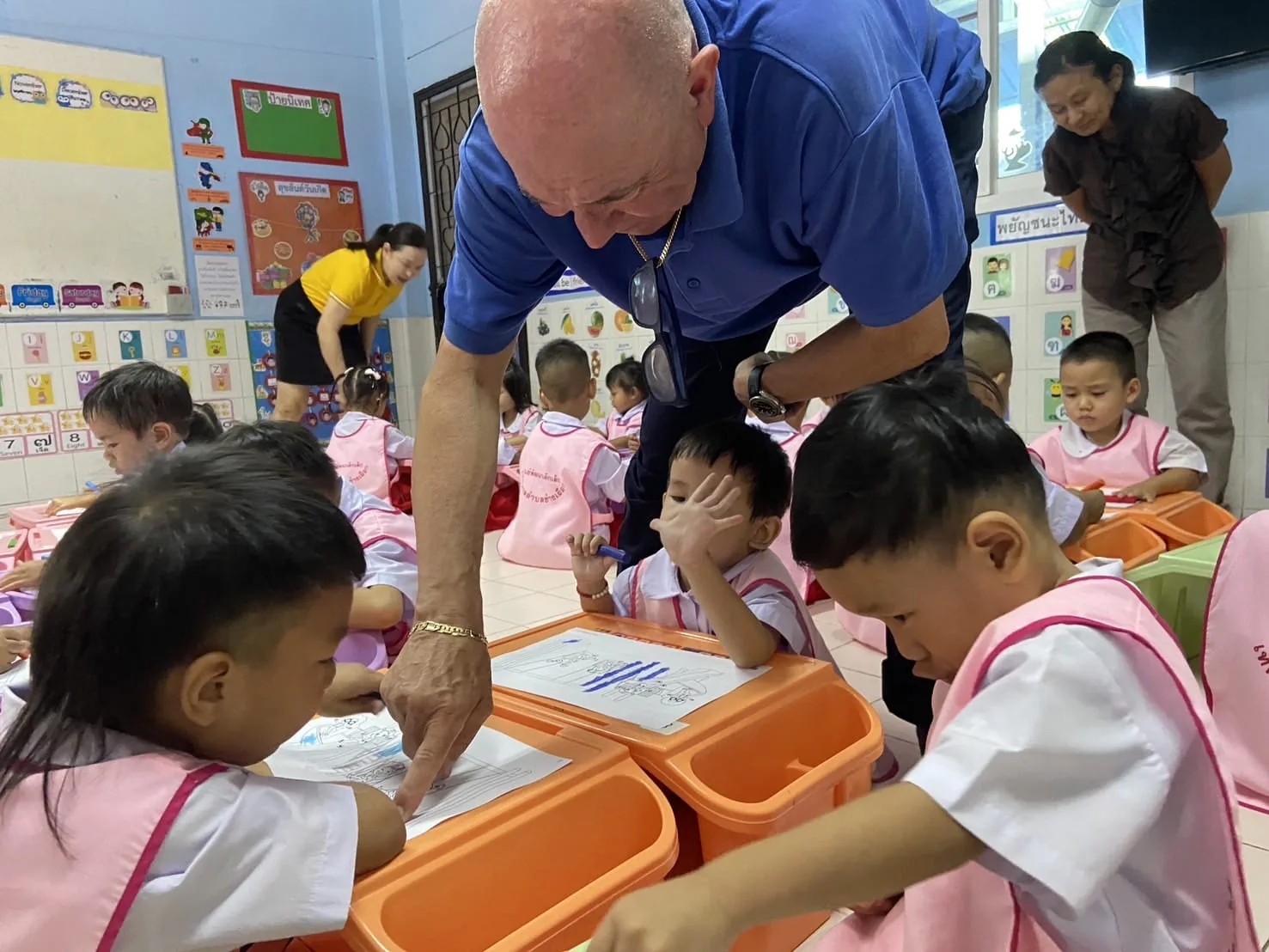 Voluntario dando apoyo educativo a niños en Tailandia, Chiang Mai