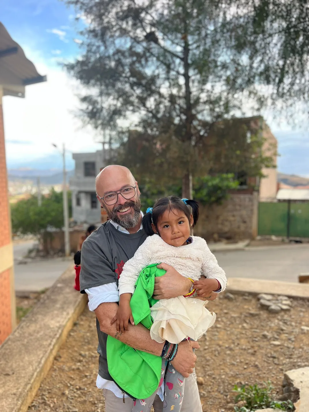 CiENViDAS volunteer with a girl from the community during volunteering in Cochabamba