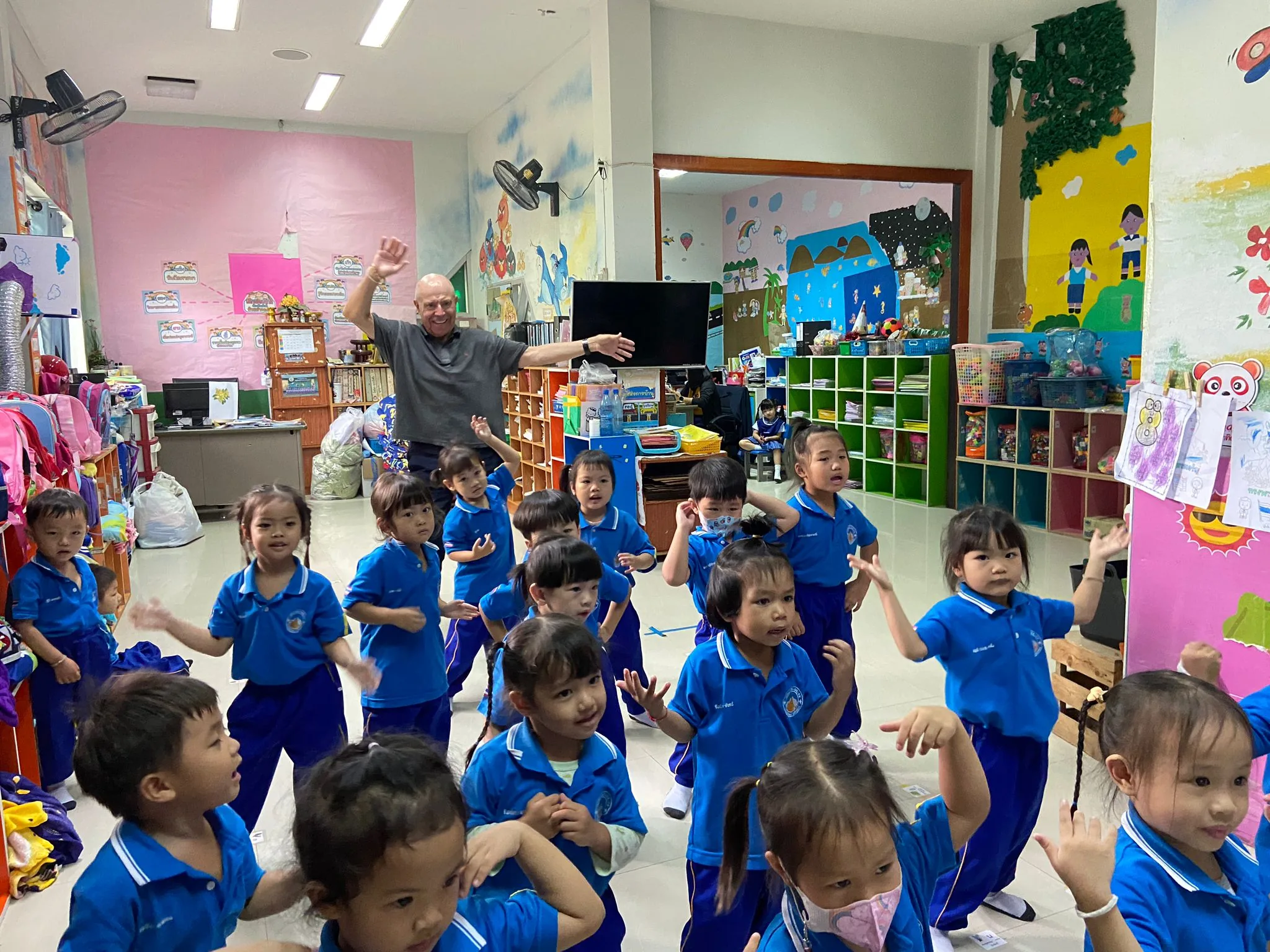 Voluntario en dinámicas con niños en escuela de Chiang Mai