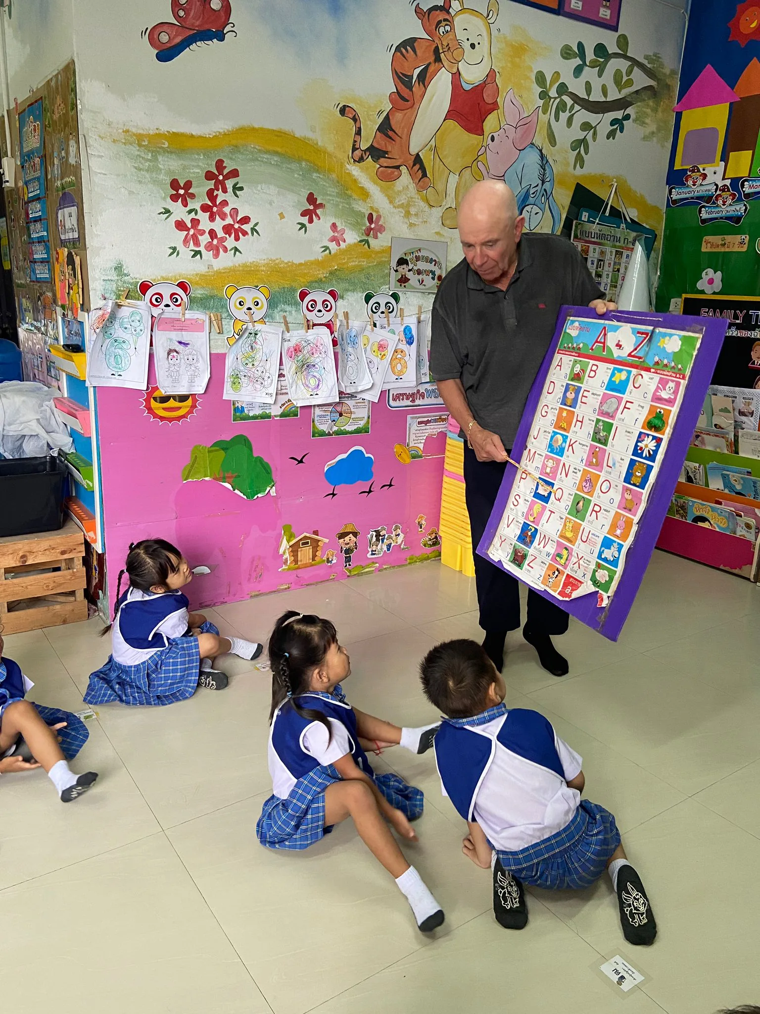 Voluntario enseñando el abecedario en inglés a niños en Chiang Mai