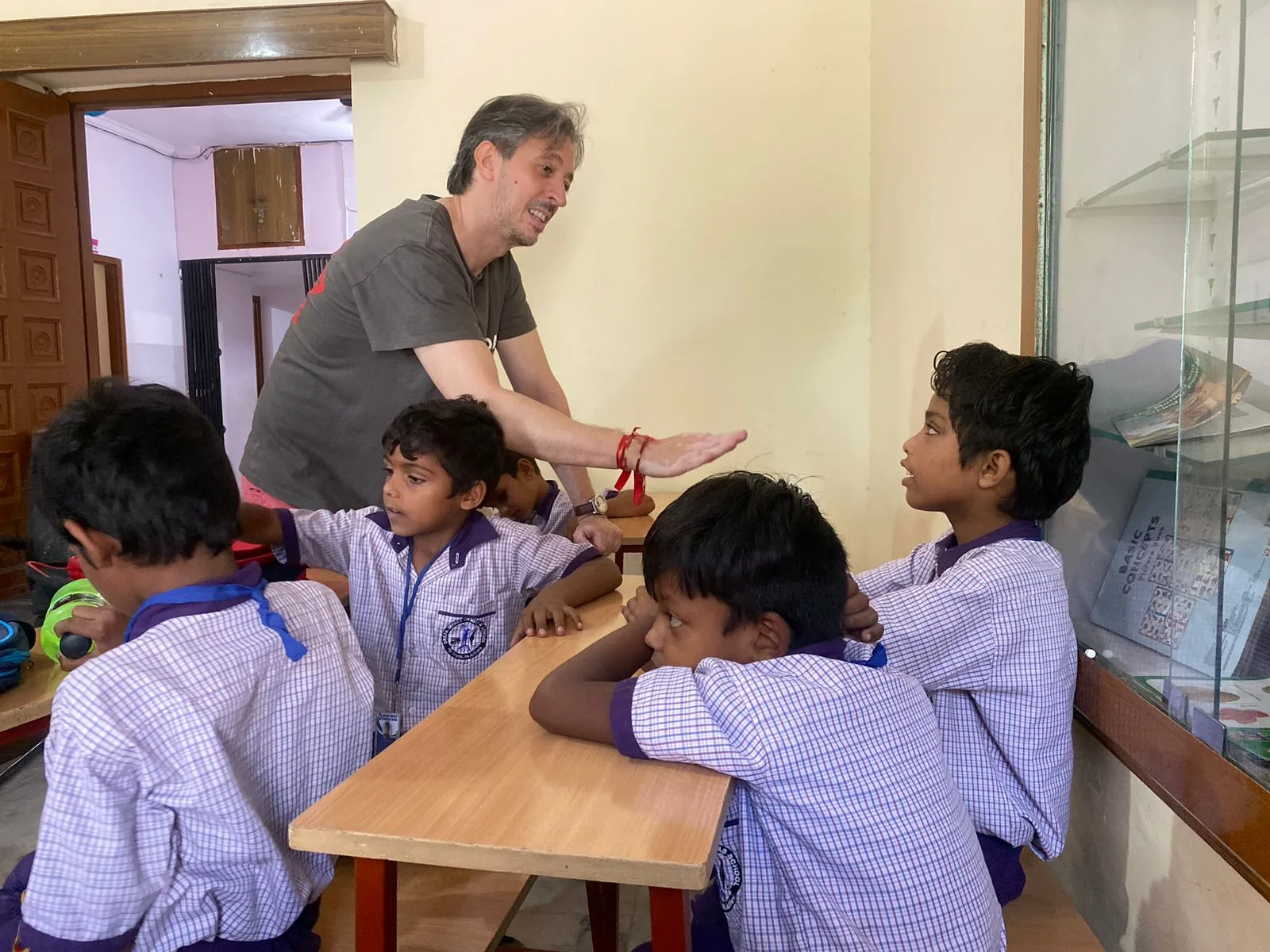 Voluntario de CiENViDAS interactuando con niños en la escuela de inglés en Jaipur, India