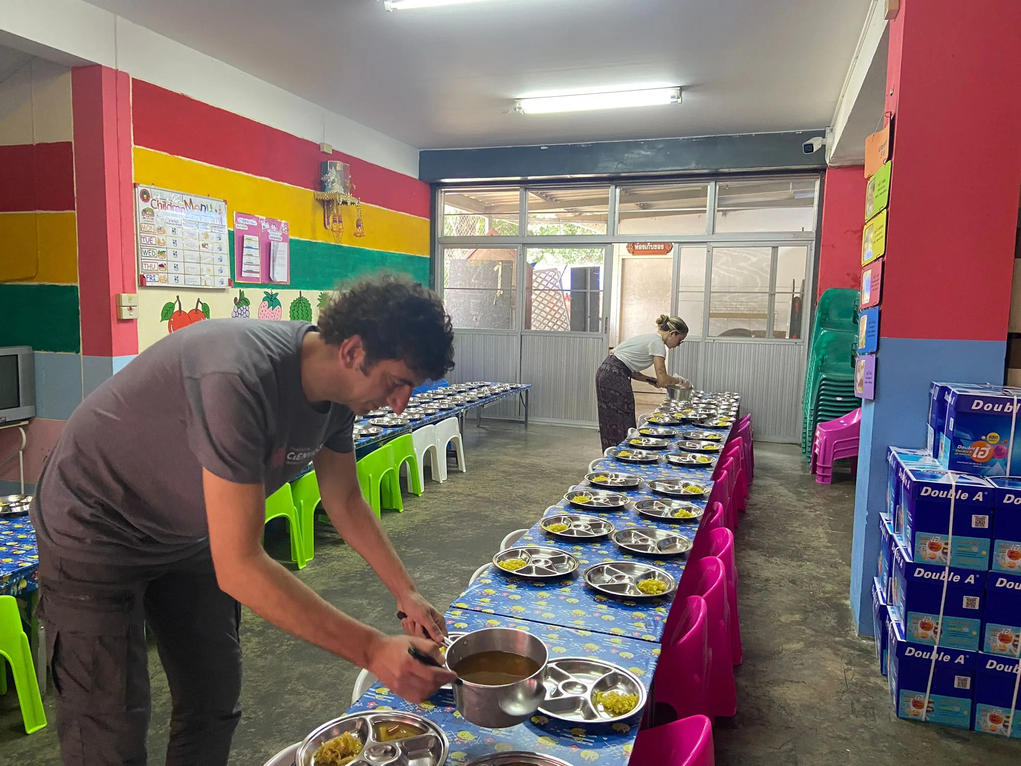 Voluntario preparando comida en la escuela de Chiang Mai