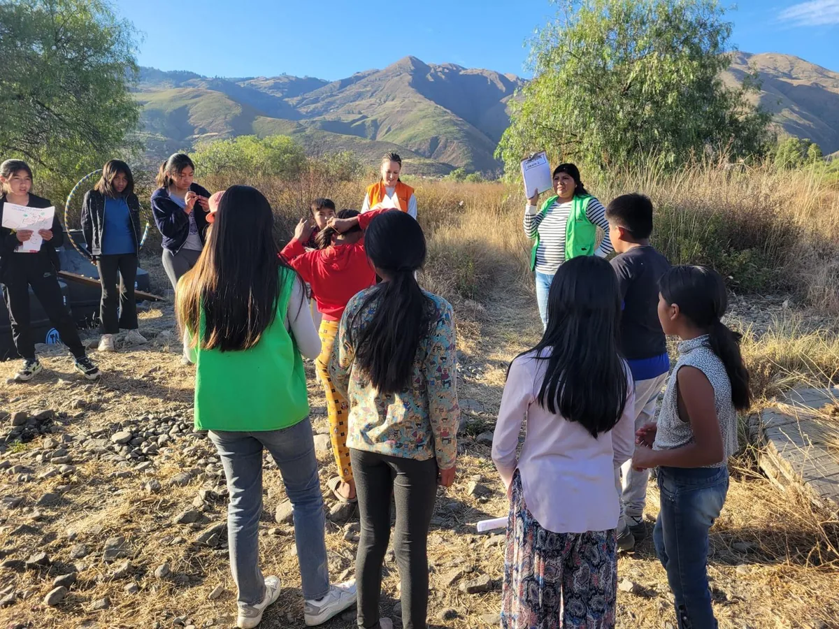 CiENViDAS volunteers doing an outdoor activity with children from the Tackoloma center in Cochabamba