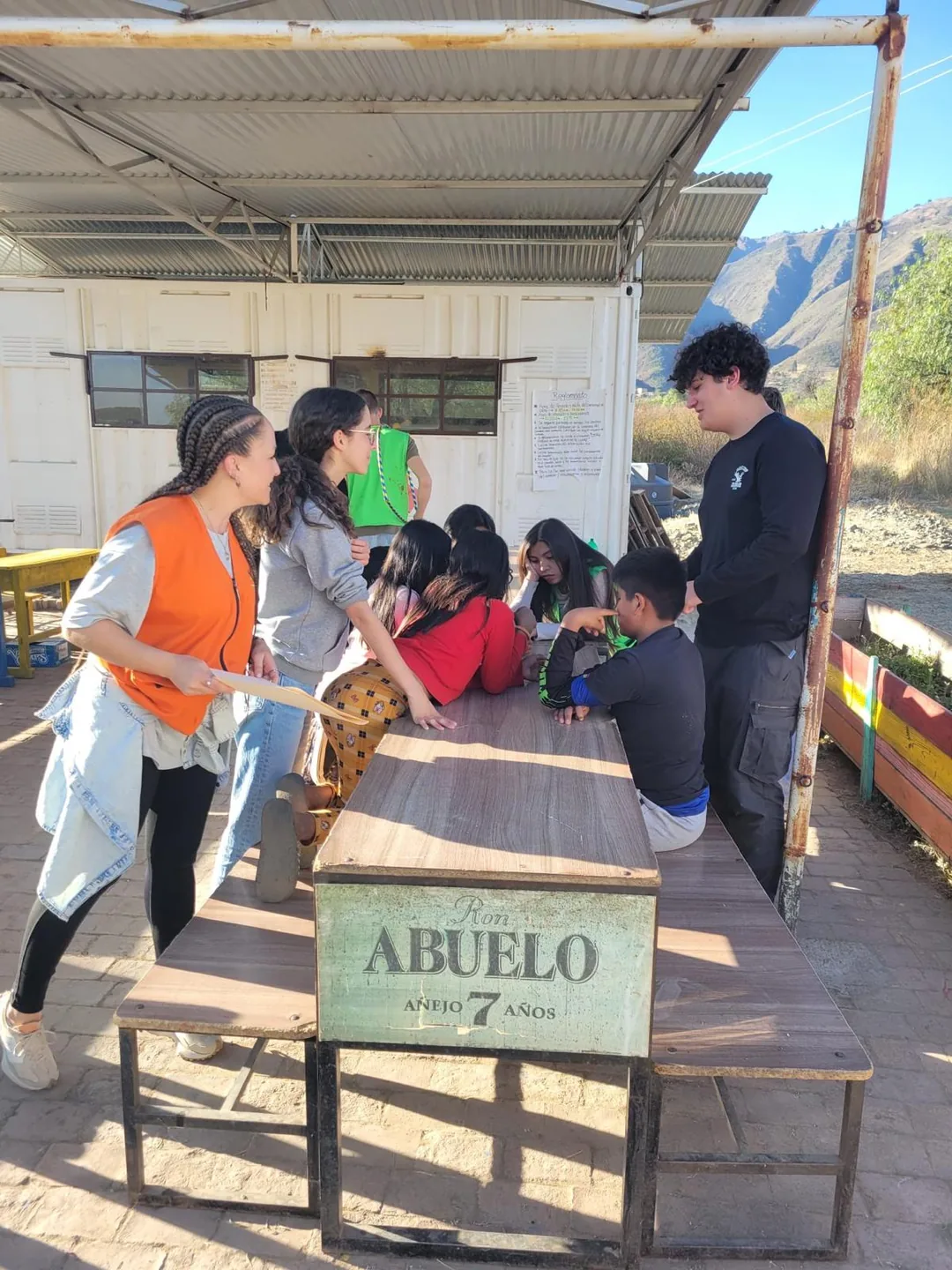 CiENViDAS volunteers running an educational workshop for young people in the community in Cochabamba