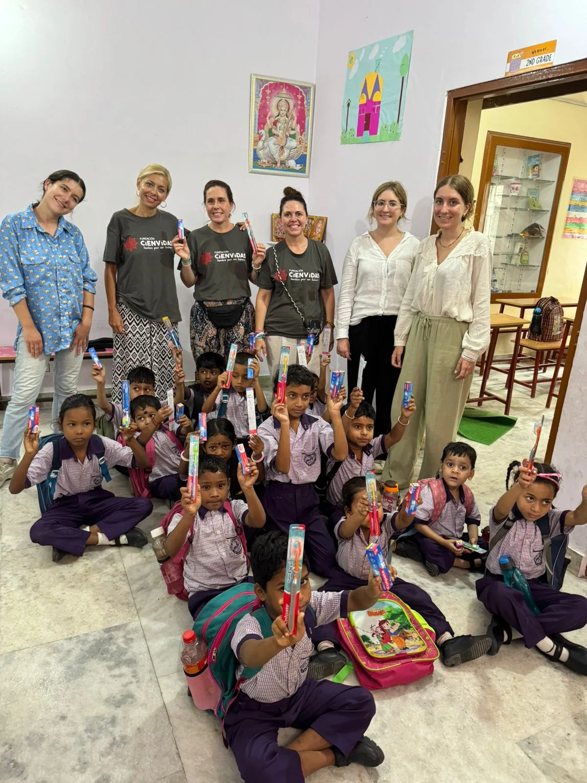Voluntarios de CiENViDAS entregando cepillos de higiene a niños en la escuela de Jaipur, India