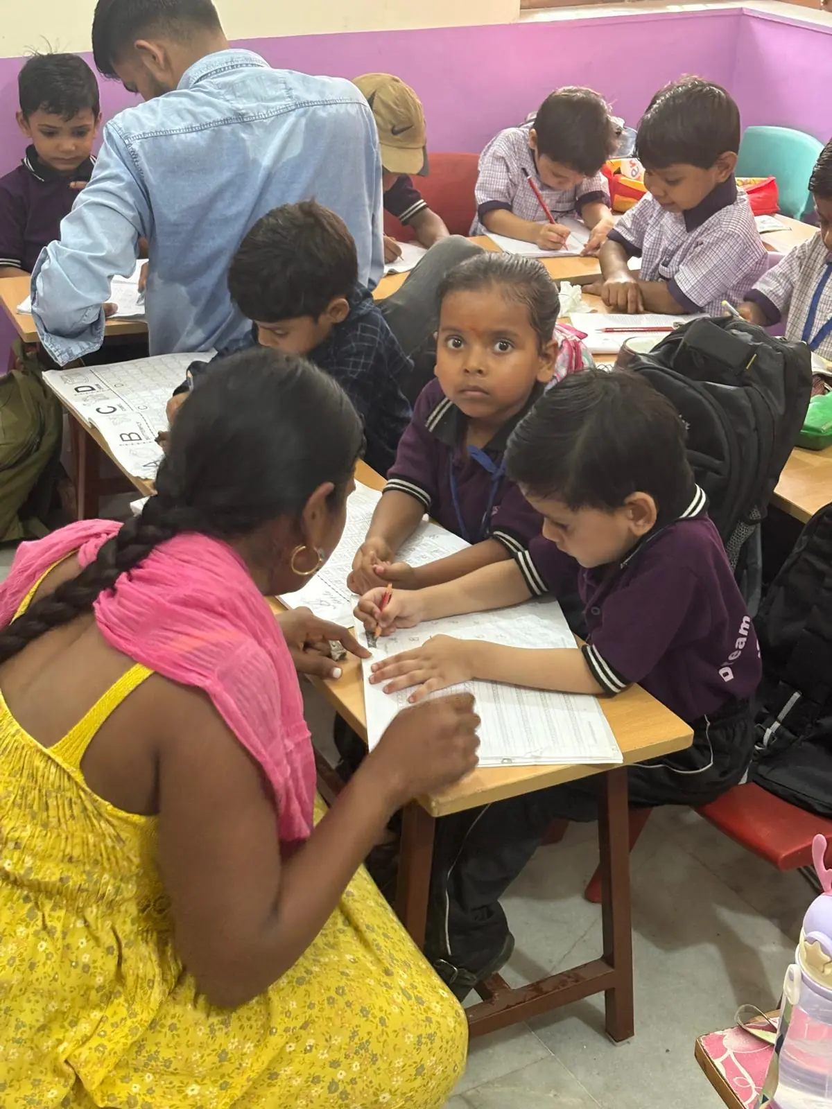 Apoyo escolar a niños en un proyecto educativo en India