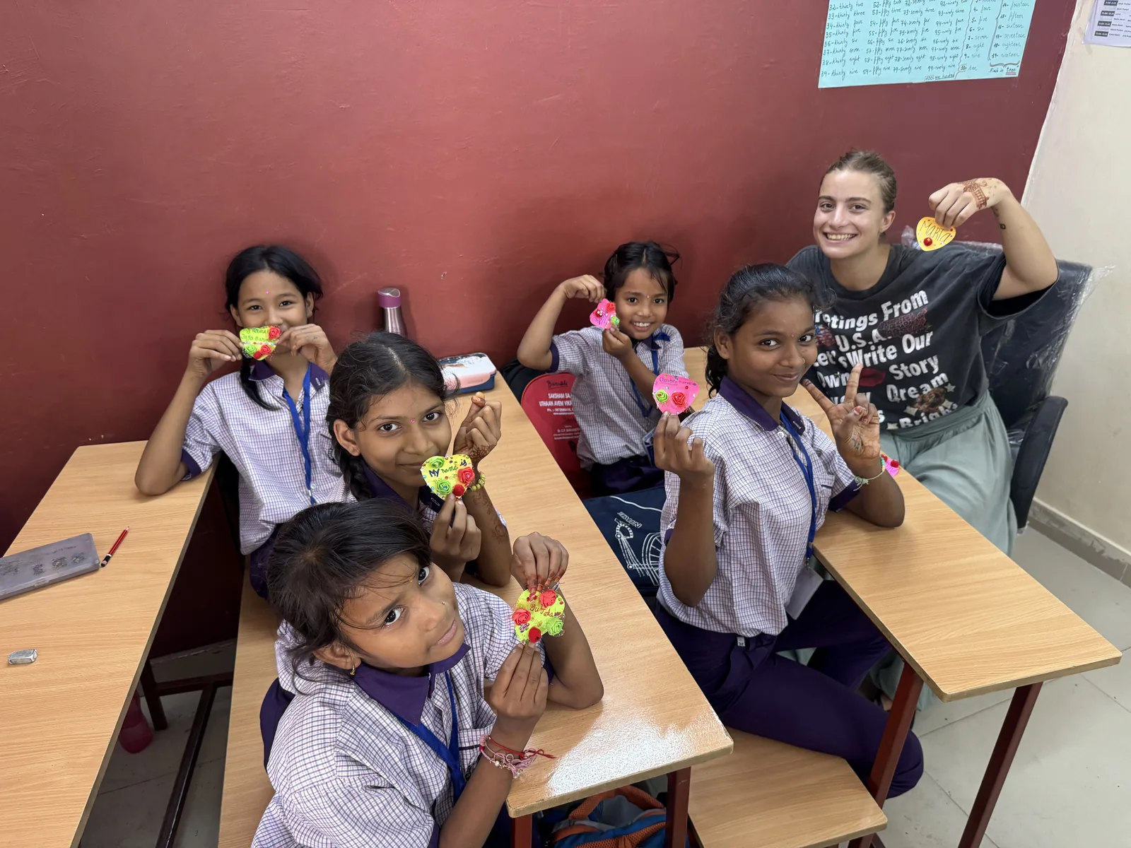 Grupo de voluntarios de CiENViDAS en un proyecto educativo