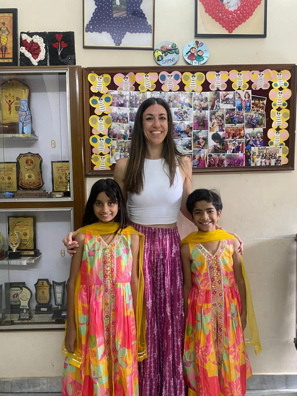 Madrina junto a dos niñas apadrinadas en un proyecto de Fundación CiENViDAS en India