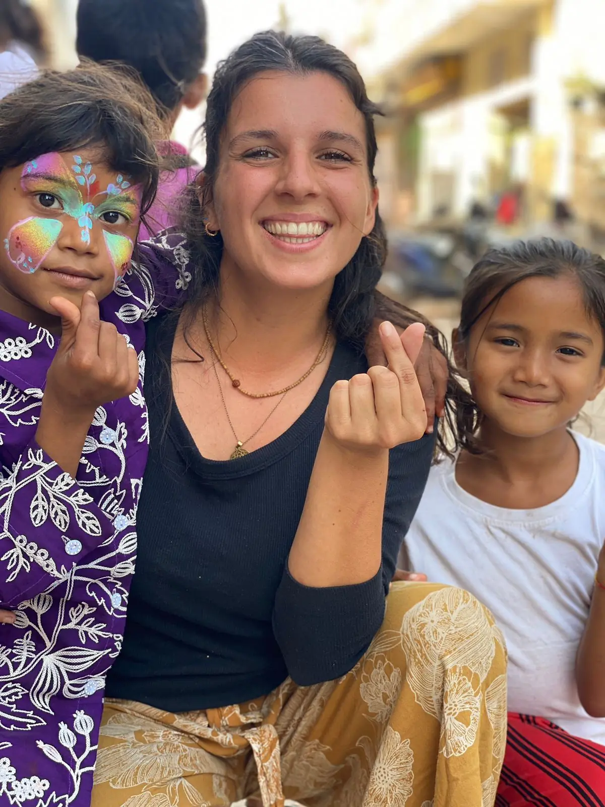 Niña apadrinada con material escolar gracias al apadrinamiento de Fundación CiENViDAS