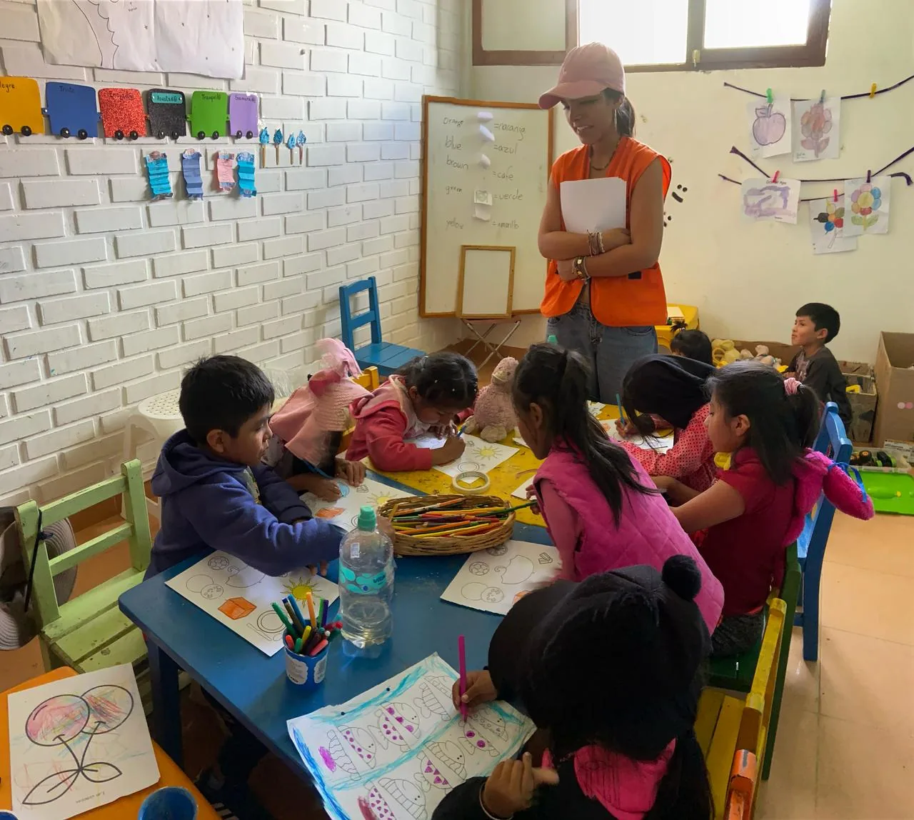 Niños en el aula de un proyecto educativo de CiENViDAS