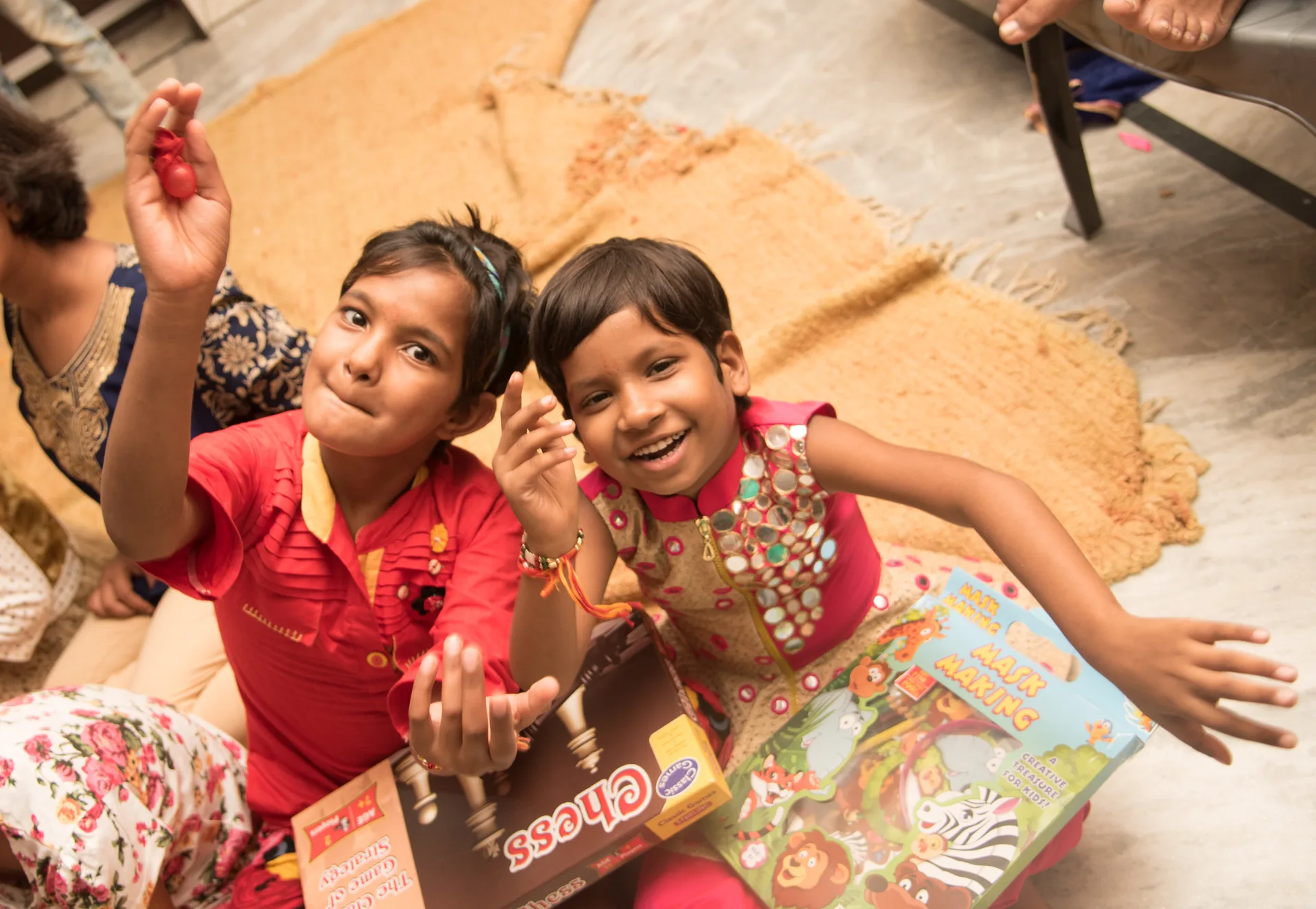 Niños sonriendo con juegos educativos en un proyecto solidario de Fundación CiENViDAS