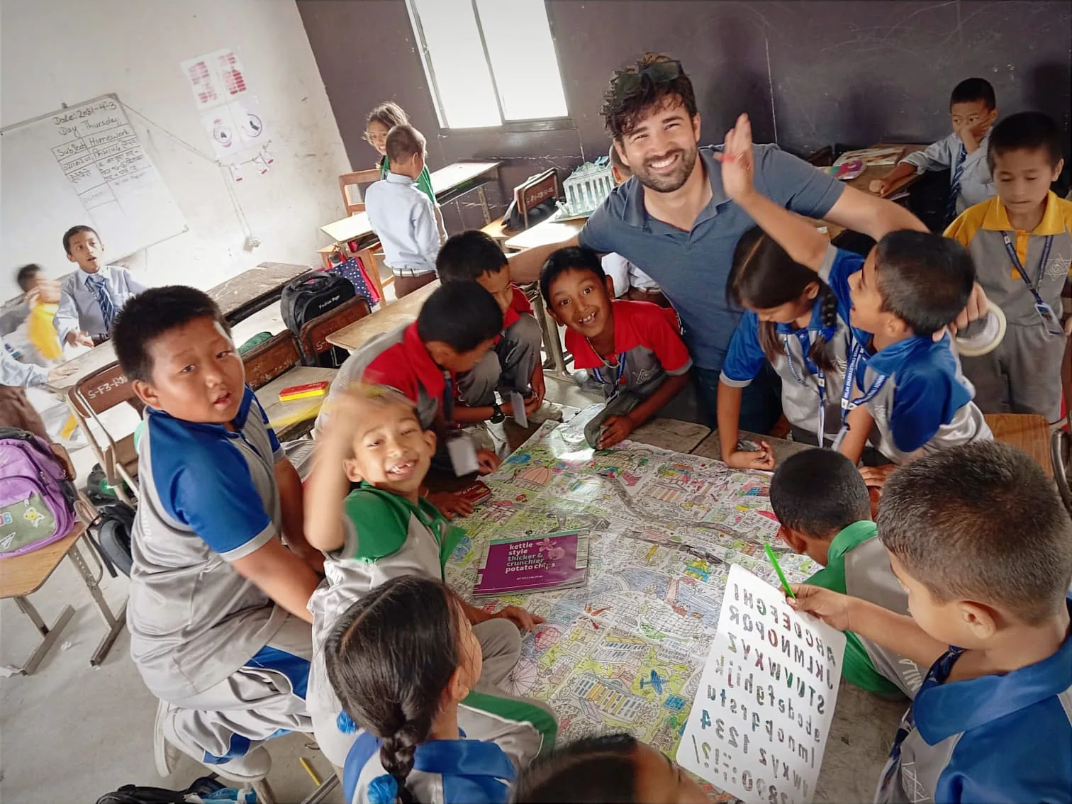 Taller educativo con niños en un voluntariado de CiENViDAS