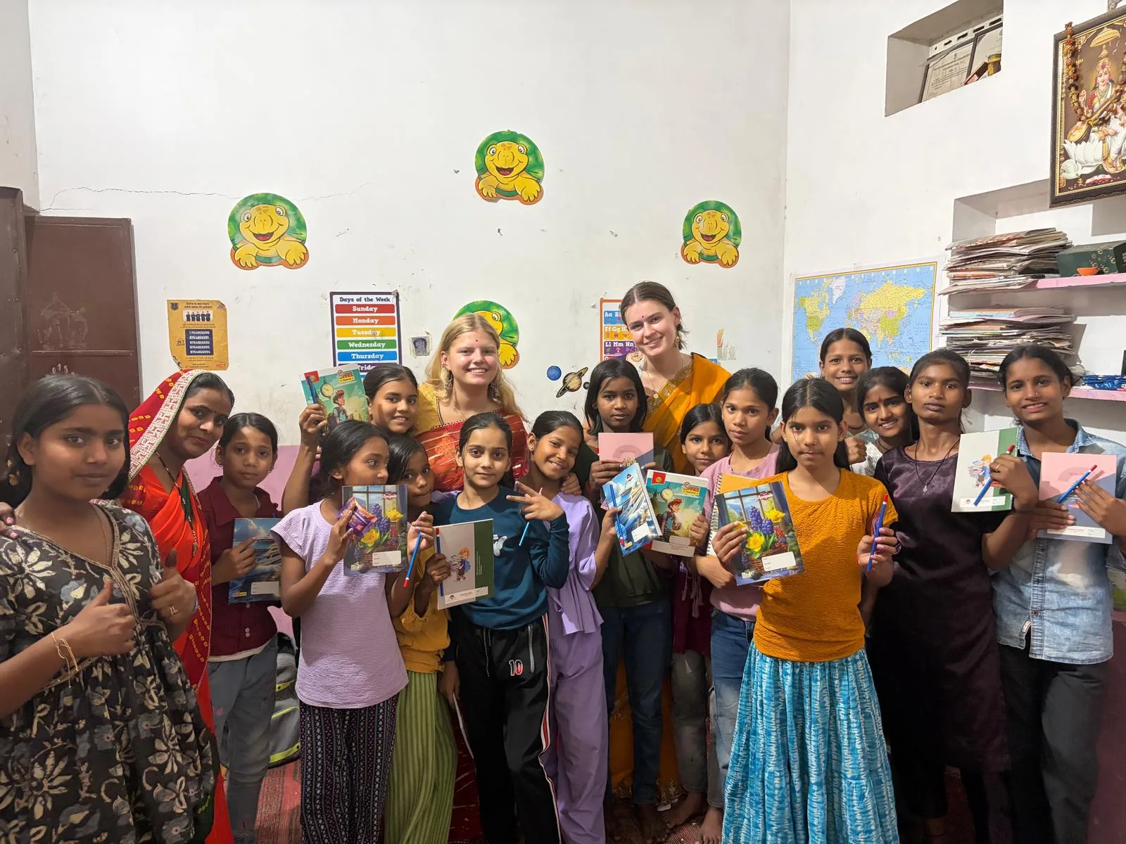 Voluntaria dando apoyo escolar a niños en un voluntariado internacional