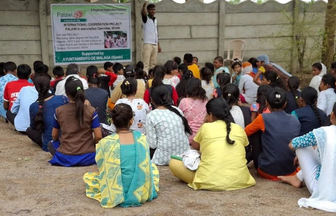 Grupo de voluntarios de Fundación CiENViDAS junto a la comunidad local en un proyecto de voluntariado ético