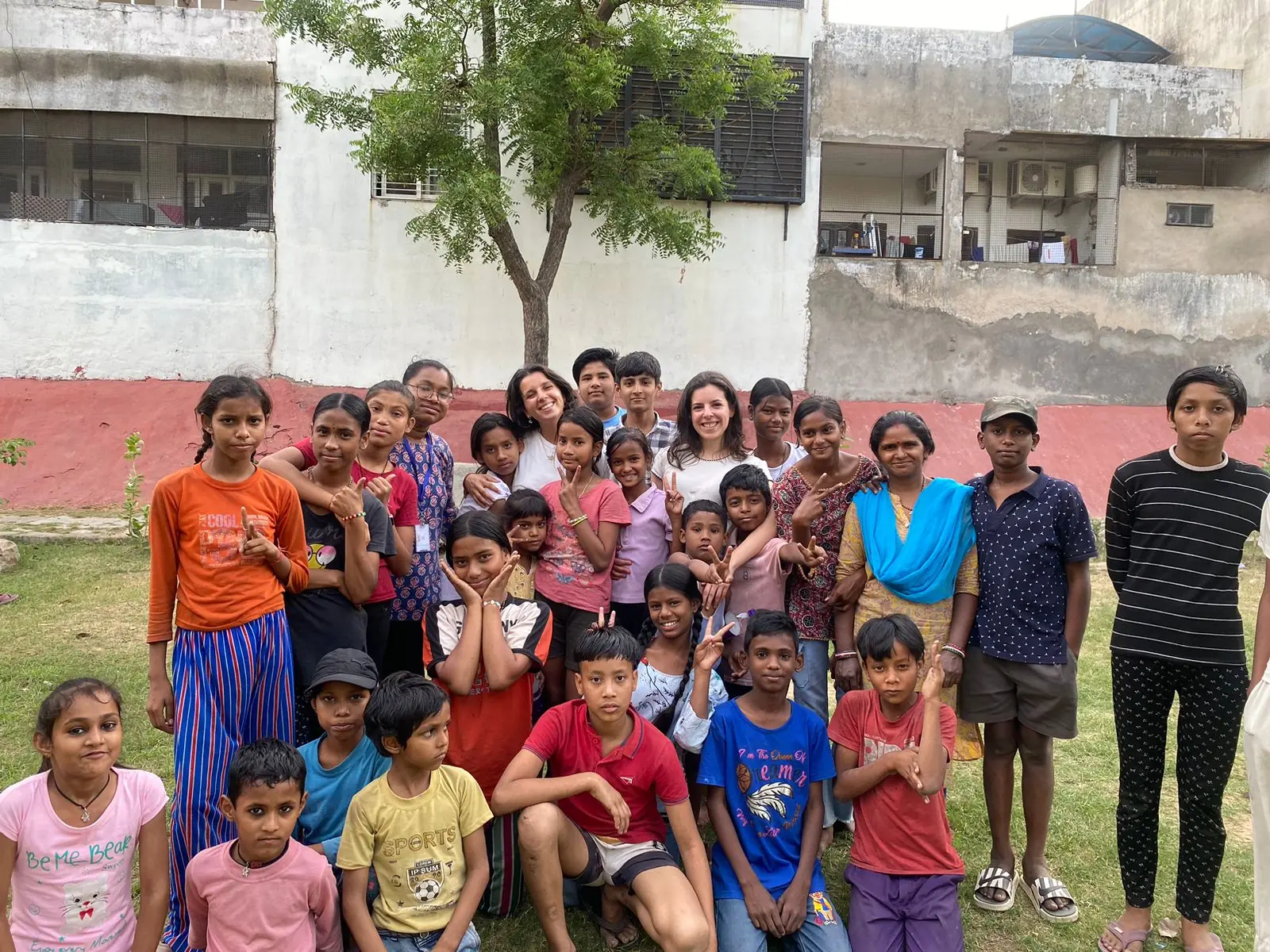 Voluntariado en julio: actividad de educación con niños y niñas en un proyecto de cooperación