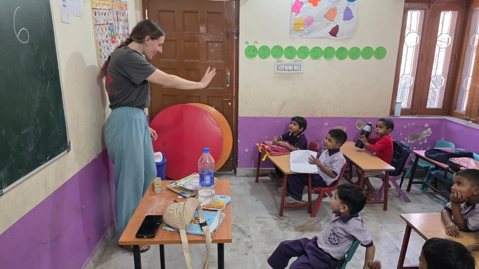 Voluntario realizando actividades educativas con niños en verano