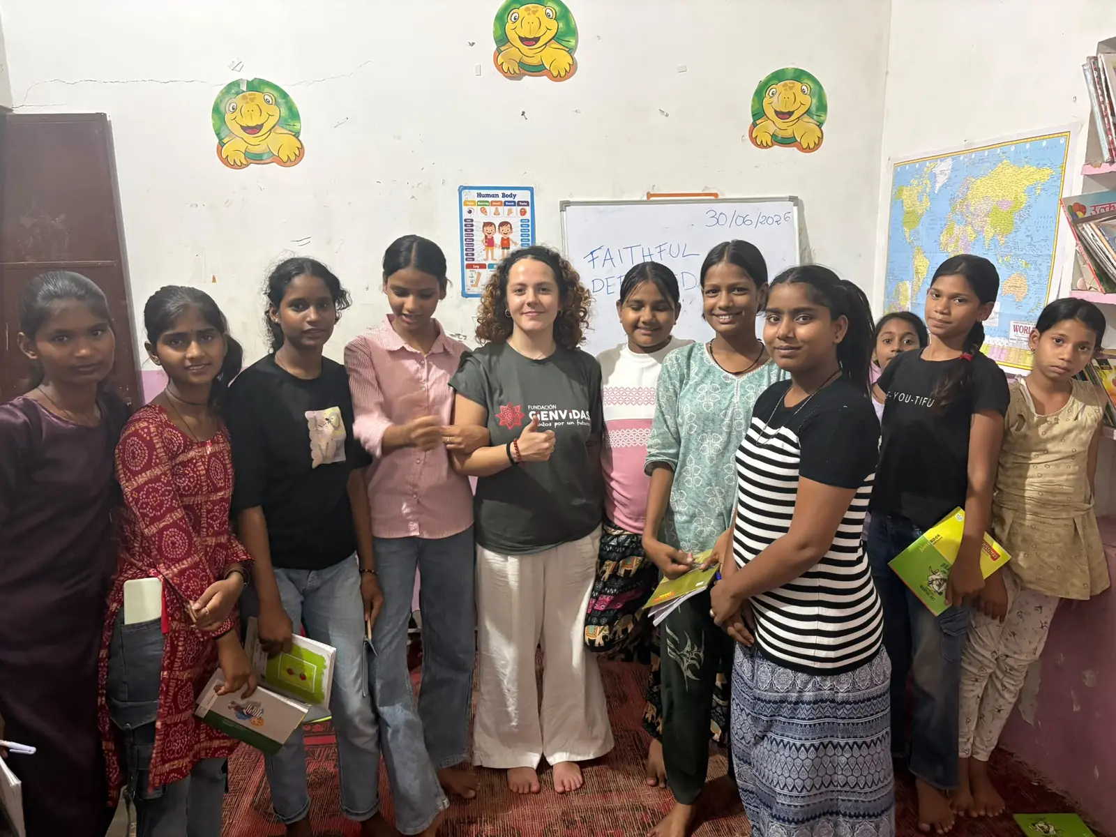 Voluntarios de Fundación CiENViDAS colaborando con una organización local en un proyecto educativo