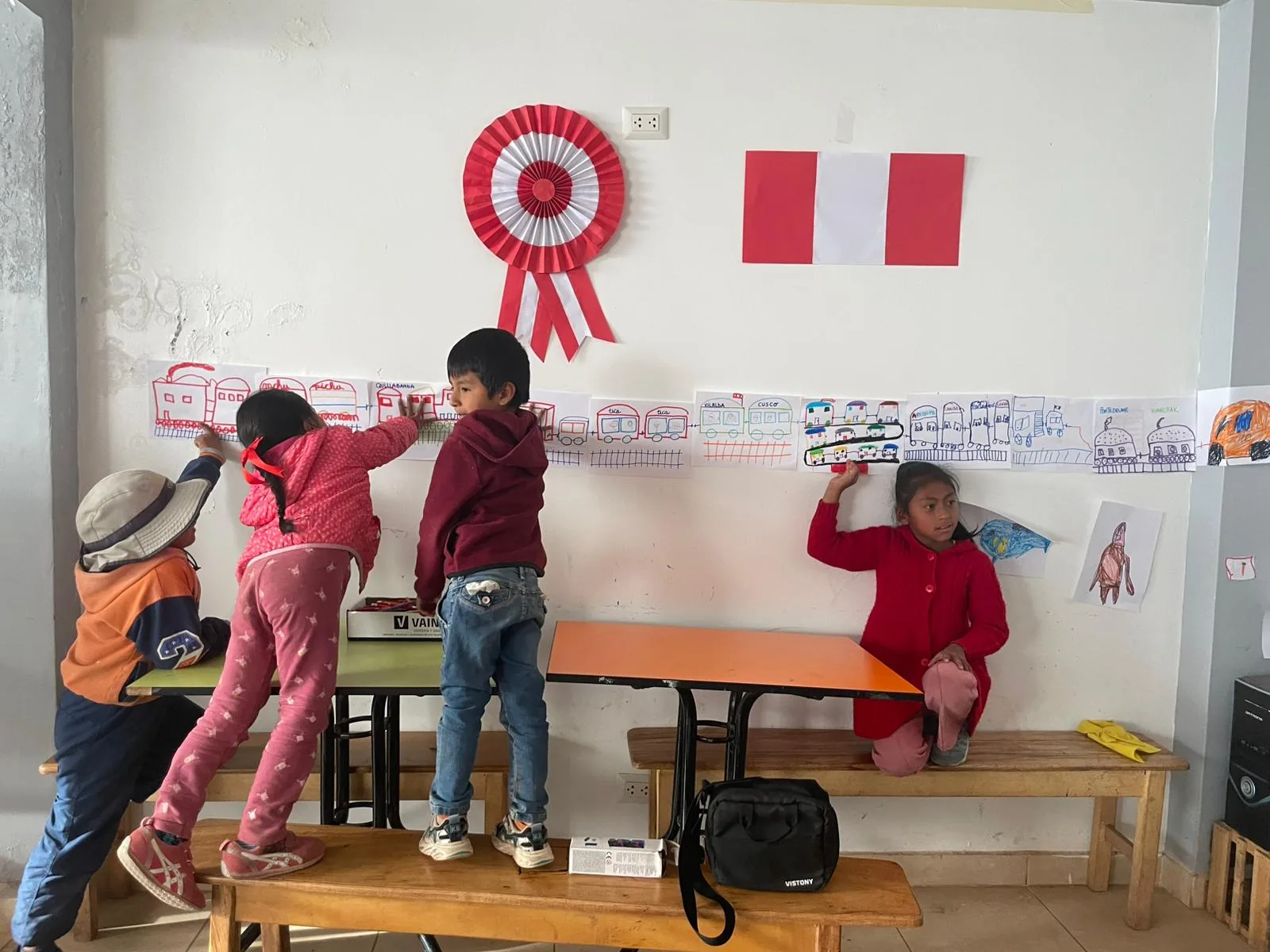 Actividad artística en aula con niños durante un voluntariado en Cusco