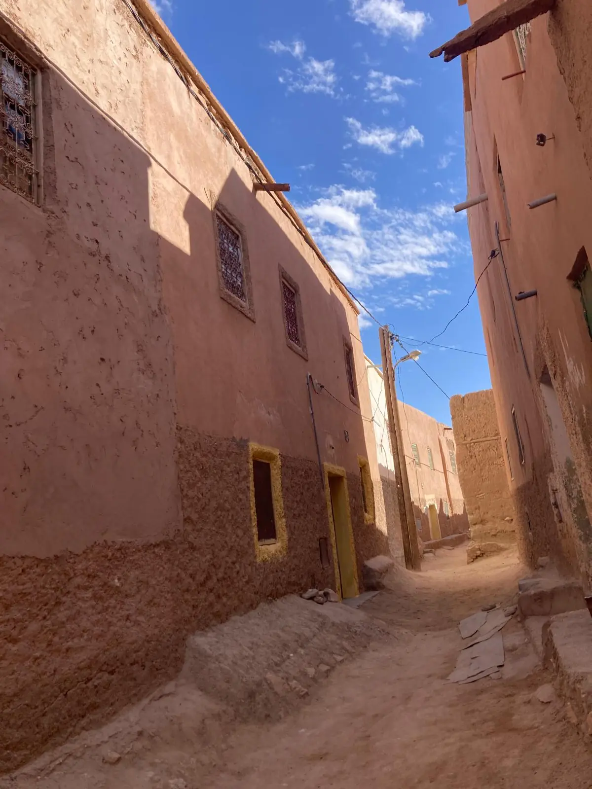 Calle de adobe en un pueblo tradicional de la región de Errachidia, Marruecos