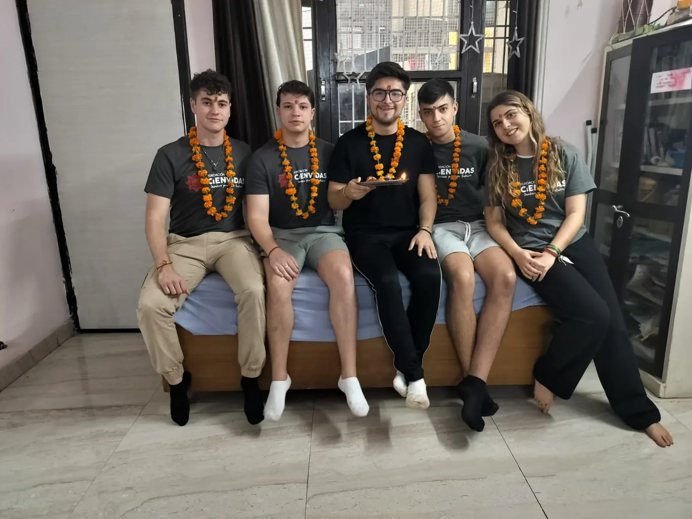 Group of young volunteers at the CiENViDAS welcome