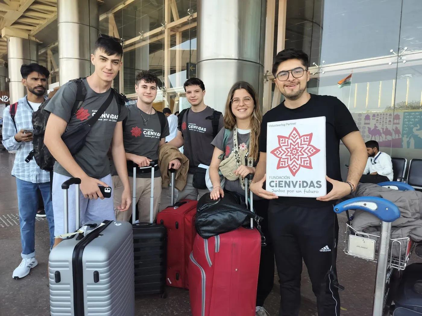 Group of young volunteers arriving at the airport with CiENViDAS