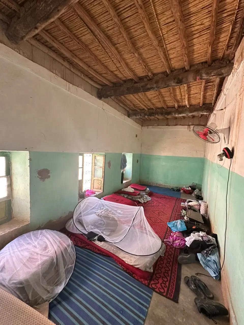 Habitación con colchones en el suelo de la casa de voluntarios de Kasr Tarda